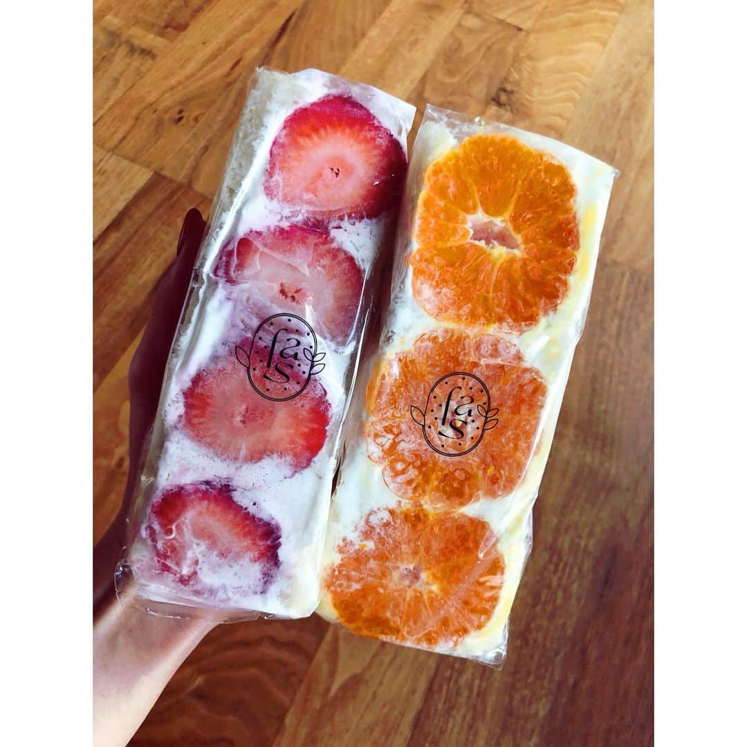 木南晴夏さんのインスタグラム写真 - (木南晴夏Instagram)「🍓🍊🍓🍊🍓🍊  @fruitsandseason   フルーツサンドって断面だけフルーツたっぷりってのが多いんだけど、見えない裏側までフルーツぎっしり。 ジューシーおいしー果汁たっぷり 贅沢うまうまサンド🙈」2月19日 10時16分 - kinamitopan