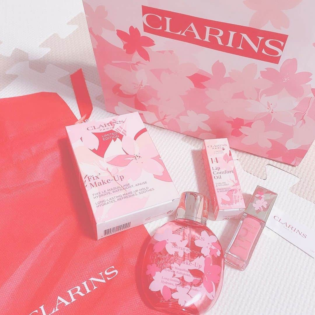 西宮柚花のインスタグラム：「. ファンの方にいただいたフィックスミストとリップオイル🌸CLARINSのリップオイル愛用してたし、フィックスミストもずっと欲しいと思ってたから嬉しい🥺🥺しかも桜かあいいすぎ、、ありがとう😭 . #フィックスミスト #リップオイル #clarins #クラランス #クラランスフィックスメイクアップ #クラランスコンフォートリップオイル」