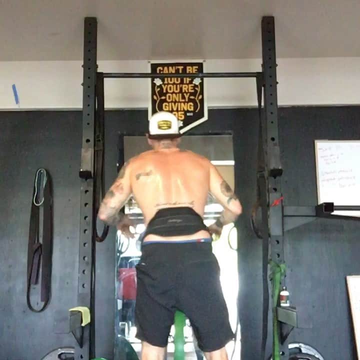 ザッキー・ヴェンジェンスのインスタグラム：「Heavy Deads today with weighted pull-ups in a circuit at the end. Here’s set one verse set 4. The easy sets don’t define us,  the sets when your mind says no and you say otherwise do. #loudmusic #pullups #cantbe100ifyoureonlygiving95 #hawaii  #workout」