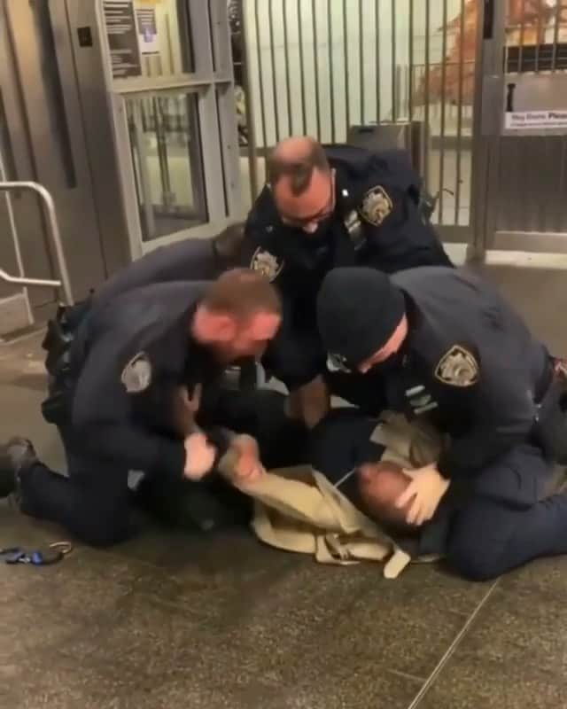 ファンクマスター・フレックスのインスタグラム：「Does anyone know this officers name? In this NYC? I believe 90% of the officers do the right thing! BUT is this standard procedure? Via: @newyorkcityuncut」