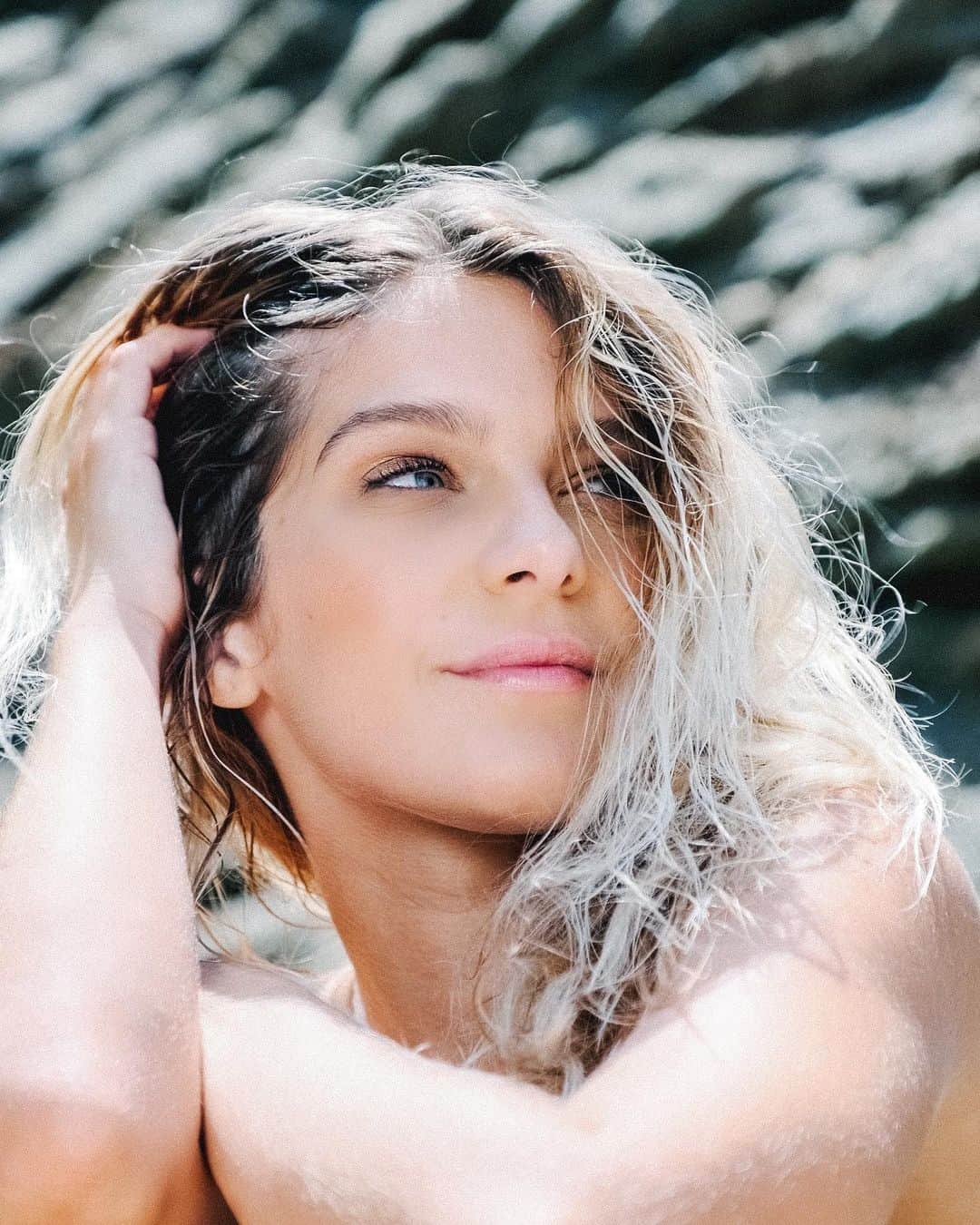 イザベラ・サントーニのインスタグラム：「O que é mais difícil? Achar no rolo de câmera uma foto minha que não seja de biquíni ou eu ficar um dia sem mergulhar? 😂 Foto @xfagner」