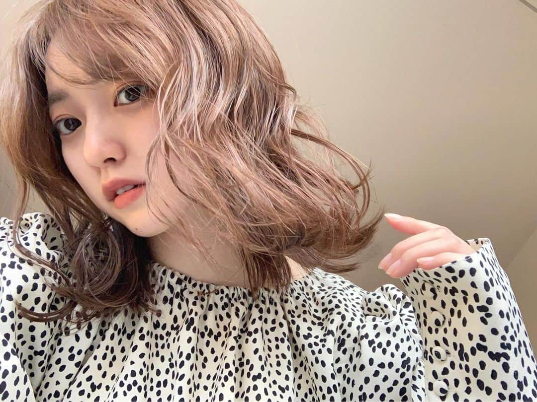大野愛友佳のインスタグラム：「いまのカラー。 @koooooichi1126  本当はこのくらいのカラーを保ちたいんだけどね〜🌸  髪色もつし、2回に1回はリタッチにしてるので髪質戻ってきた◎  そして本日、夜にYouTubeアップします。 冬から春にかけて使えるスタイルを。 GRLなんて買ったのいつぶりだろう〜🤔  ちなみに今日は何年ぶりかのレコーディング。 声を残そうと。  歌うの大好きだからうれしい♡ 声が出ない時も、練習のときも、キツくて倒れた時だって、どんな状態でも歌うことを嫌いになったことはないのです✨  ダンスもおんなじ感じ。 そんなことを、仕事に活かせてるのは幸せなことです。😊」