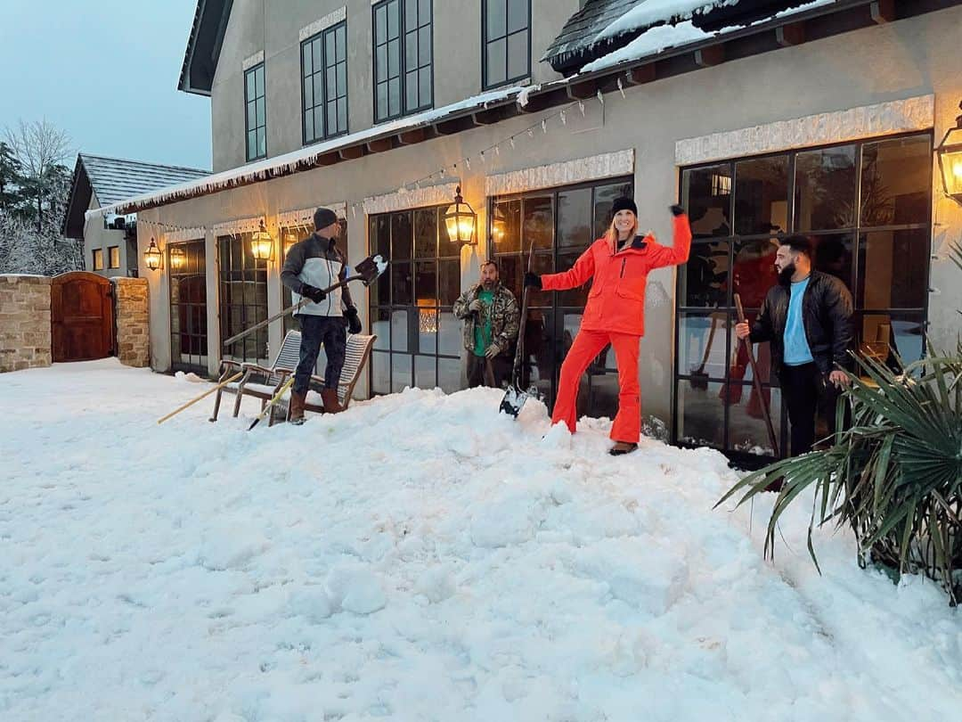 コリー・ロバートソンさんのインスタグラム写真 - (コリー・ロバートソンInstagram)「I was telling people how this huge mountain of snow fell off our roof and we had to shovel it away from the door. I felt like a real mountain woman, and then I looked at the pics 🤣🙃 (also, I could hardly lift my arms this morning. I don’t know how you mountain people do it😅)」2月19日 10時32分 - bosshogswife