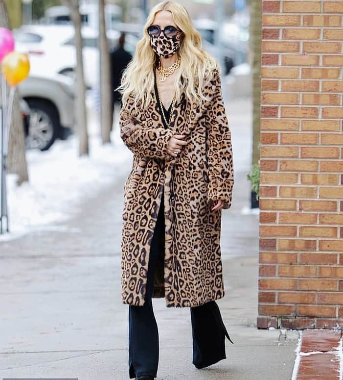 レイチェル・ゾーのインスタグラム：「Happiest in leopard on 🐆 always.. warmth and a 😷 but make it #fashion #fauxfur XoRZ」