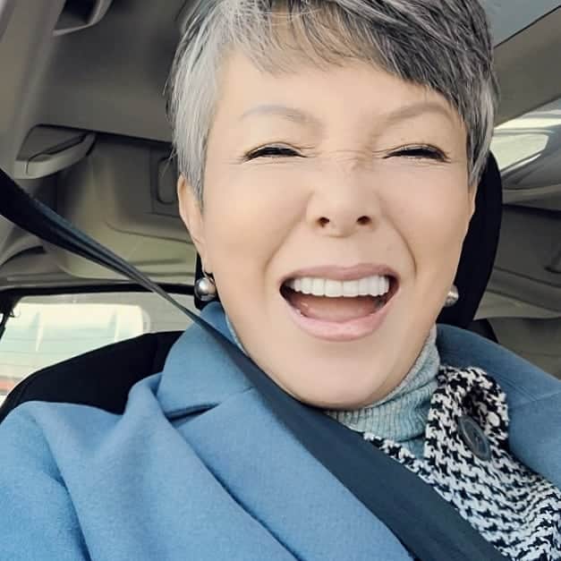 ピーターさんのインスタグラム写真 - (ピーターInstagram)「昨日は、 あるイベントの為の打ち合わせで、 銀座まで行きました‼️  ちょっと寒かったので、ジャケットの上にウールのコートを🎵  そして…家ご飯💕  ☆骨付き鶏モモ肉の、炊き込みご飯  ☆新じゃがと、豚バラ､玉ねぎの甘辛煮  ☆副菜2種 薄切りベーコンサラダ 小松菜の胡麻和え  ディナーの、後のお楽しみは…  Netflixで韓国ドラマ鑑賞  「悪い刑事～THE  FACT～」に、 はまってます(笑)  　　　慎之介拝  #ピーター #池畑慎之介 #打ち合わせ #家ご飯 #炊き込みご飯 #副菜 #Netflix #韓国ドラマ #悪い刑事」2月19日 10時36分 - oziba1952