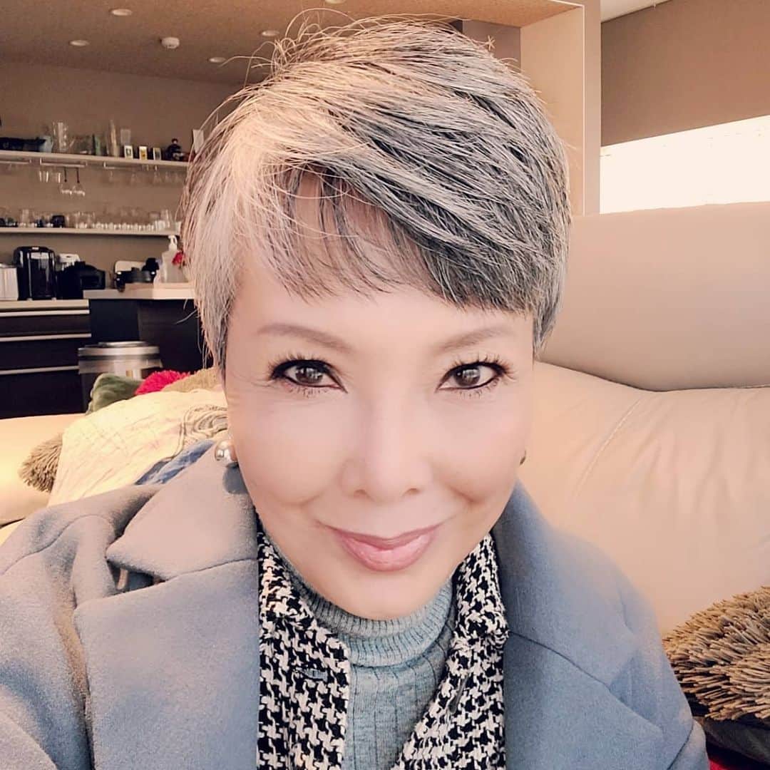 ピーターさんのインスタグラム写真 - (ピーターInstagram)「昨日は、 あるイベントの為の打ち合わせで、 銀座まで行きました‼️  ちょっと寒かったので、ジャケットの上にウールのコートを🎵  そして…家ご飯💕  ☆骨付き鶏モモ肉の、炊き込みご飯  ☆新じゃがと、豚バラ､玉ねぎの甘辛煮  ☆副菜2種 薄切りベーコンサラダ 小松菜の胡麻和え  ディナーの、後のお楽しみは…  Netflixで韓国ドラマ鑑賞  「悪い刑事～THE  FACT～」に、 はまってます(笑)  　　　慎之介拝  #ピーター #池畑慎之介 #打ち合わせ #家ご飯 #炊き込みご飯 #副菜 #Netflix #韓国ドラマ #悪い刑事」2月19日 10時36分 - oziba1952