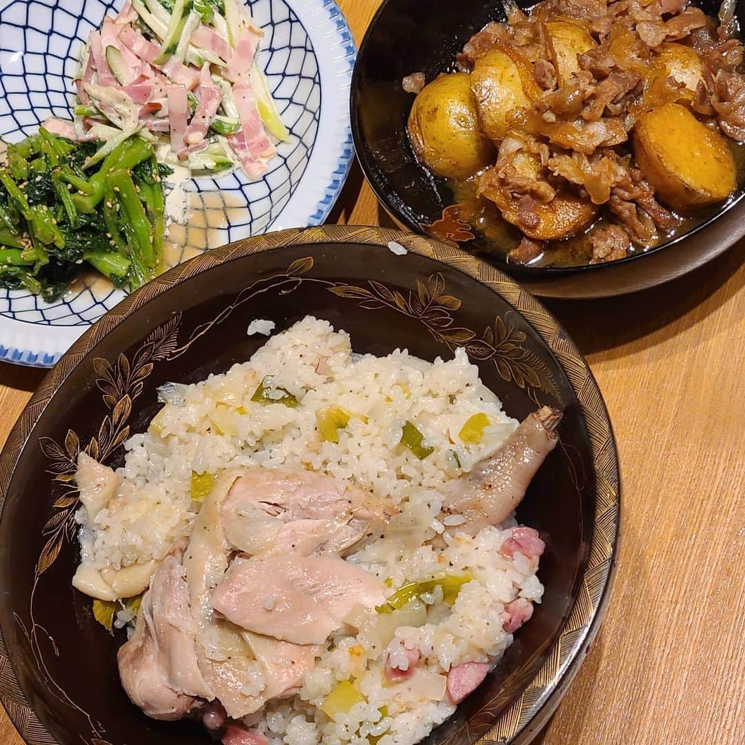 ピーターさんのインスタグラム写真 - (ピーターInstagram)「昨日は、 あるイベントの為の打ち合わせで、 銀座まで行きました‼️  ちょっと寒かったので、ジャケットの上にウールのコートを🎵  そして…家ご飯💕  ☆骨付き鶏モモ肉の、炊き込みご飯  ☆新じゃがと、豚バラ､玉ねぎの甘辛煮  ☆副菜2種 薄切りベーコンサラダ 小松菜の胡麻和え  ディナーの、後のお楽しみは…  Netflixで韓国ドラマ鑑賞  「悪い刑事～THE  FACT～」に、 はまってます(笑)  　　　慎之介拝  #ピーター #池畑慎之介 #打ち合わせ #家ご飯 #炊き込みご飯 #副菜 #Netflix #韓国ドラマ #悪い刑事」2月19日 10時36分 - oziba1952