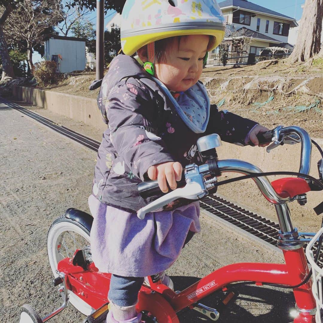 木下あゆ美のインスタグラム：「最近はお兄ちゃん（次男）の自転車に乗るのがお気に入り。ま、押すのは母ですが…。  ２枚目、このチョコうまっ！！クッキーとチョコってサイコーの組み合わせだと思ってる。  #低い自転車を押すのは腰にくる #おやつ　#10時くらいって必ずお腹空く」