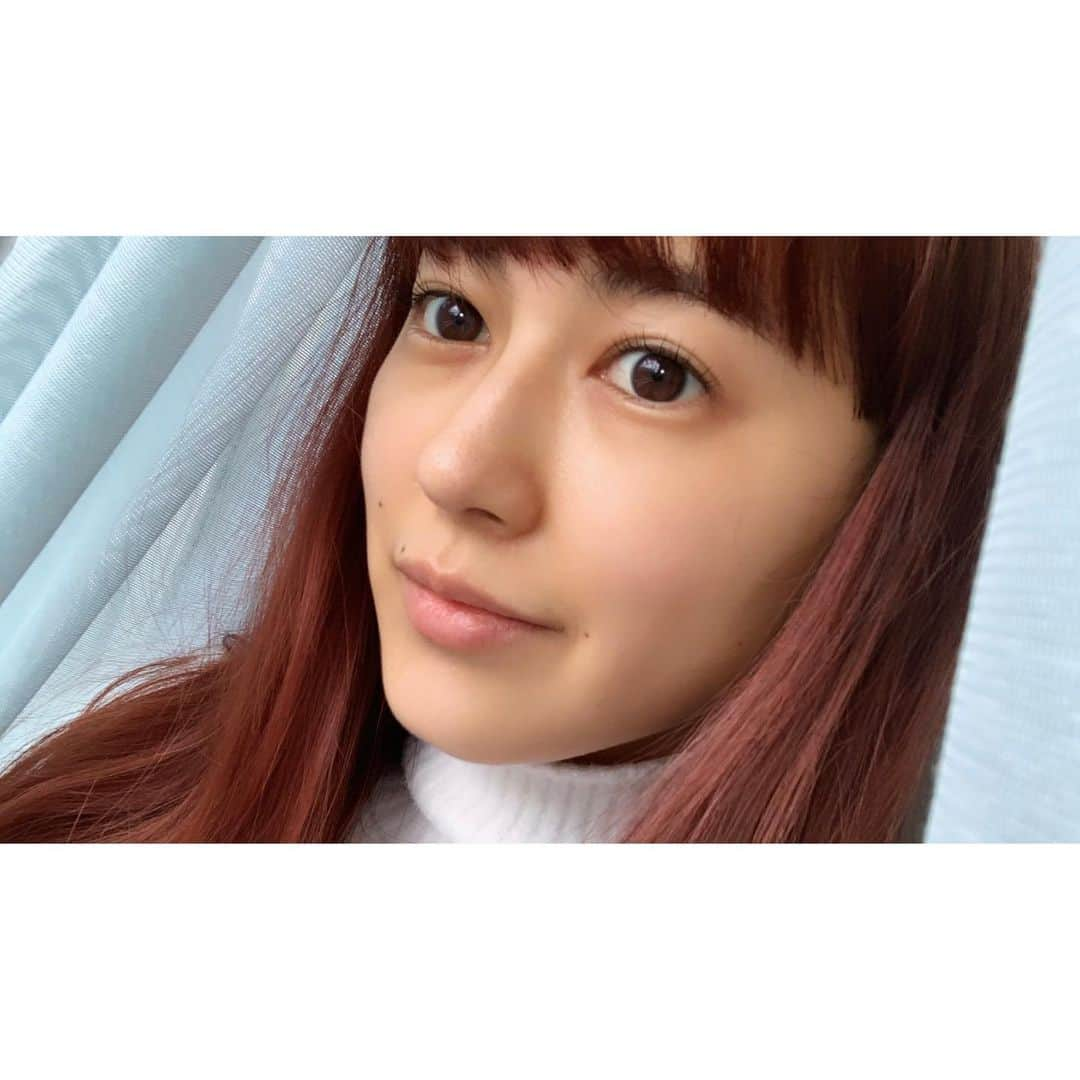 菅沼ゆり（ゆりっぱ）さんのインスタグラム写真 - (菅沼ゆり（ゆりっぱ）Instagram)「朝起きて調子がいい肌を見るのが 最近の楽しみ。☀️噂通り良い.... @megood__beauty  ✴︎シカバリアクリームPRO と ✴︎ビオセルポーション(美容液) 乾燥肌で悩んでたのがこれで解決した。 私の味方をしてくれるアイテム。 クリームは美顔器付きっていうね。 サッとイオン導入ができるという。 こんなセットがあったのかと、頭抱える🤦🏻‍♀️✨ クリームはみずみずしくて 水分補給と保持を両方してくれる感じ。 そのおかげで翌日までぷるっと肌に。 しっかり保湿力も高いんだから...。 . 美容液は、コラーゲンパウダーと美容液を混ぜて使用。 白い部分をグッと押すとパウダーが出てきて 振って混ぜて使うという手軽さ。 (発想が凄すぎる) 直接肌に乗せるとサラ〜てしてるけど 瞬時に肌がぐんぐん吸収するのを実感。 栄養を欲していたのね私の肌よ.... 乾燥の細かいシワがハリに変わって 肌のトーンも明るくなった気がします。 使った次の日が楽しみなスキンケアって テンションあがるな〜。 毎日調子がよいです 敏感肌、乾燥肌な方にめっちゃおすすめです🐥 買って良かった！ #ゆりぱおすすめ化粧品」2月19日 10時52分 - yurippa93