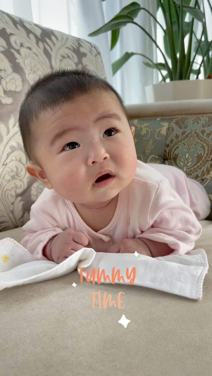 岡本雅世のインスタグラム：「TUMMY TIME❤︎  ヨダレかなり多💦  口は重力に負けたかのように開いてるけど、  重力のせいではないね😅  これがピア姫の素❤︎  最近ぽたぽたになってきたほっぺたが  たまらなく可愛い😍  #tummytime #babygirl #ピア姫 #5monthsold #女の子ベビー #令和2年ベビー #令和2年9月生まれ #薄髪 #ヨダレ #うつ伏せ練習 #かわいい #赤ちゃん #家族 #赤ちゃんのいる生活 #幸せ #息子 #娘 #笑顔 #子供 #本 #新生児 #雑誌 #家具 #幸福 #目」