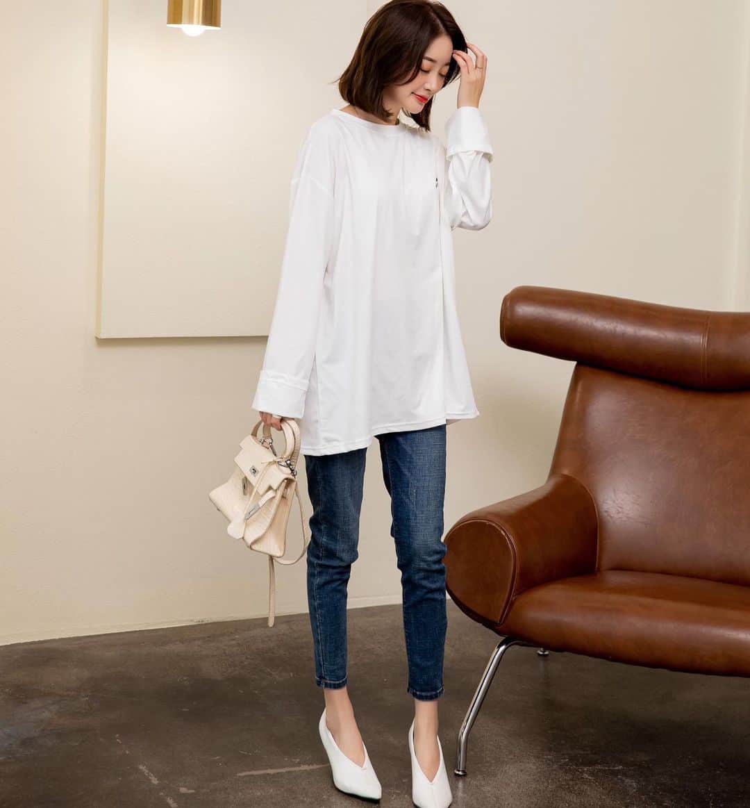 maison de LATIRのインスタグラム：「シンプルだからこそ、こじゃれた印象になる大人のロゴTシャツ ビックシルエットでゆったりと着られるので、 ボトムはすっきりシルエットのパンツや、 女の子らしいショートパンツを合わせると◎ お尻が隠れる丈感なので、ヒップ周りが気になる時も さらりと着られるのが嬉しいですね♪  ↓ご購入はこちらから↓ @maison_de_latir #maison_de_latir #メゾンドラティール #https://shop-list.com/women/brand/maison-de-latir/」