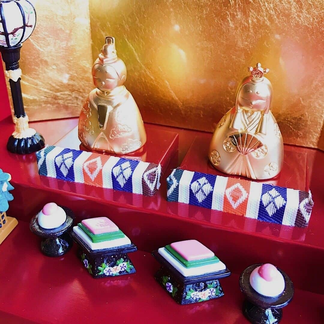 GINZA TANAKA 公式さんのインスタグラム写真 - (GINZA TANAKA 公式Instagram)「・ 【もうすぐひな祭り　出逢い雛】  「出逢い雛」は金箔の屏風に菱餅やぼんぼりが華やかな親王飾りです。若々しく愛らしい顔立ちの女雛は平安時代の貴族の正装である十二単に丸紋という古典的な装束のデザイン、男雛の着物には縁起の良い松の模様をデザインしました。  純金のお内裏様とお雛様はいかがですか？毎年の桃の節句に飾ることができる価値ある金工芸品です。  気に入ったらしおりマークで保存してくださいね！  #GINZATANAKA #ginzatanaka #ギンザタナカ #田中貴金属 #田中貴金属ジュエリー #ひな祭り #桃の節句 #お内裏様 #お雛様 #節句 #厄除け #魔除け #出逢い雛 #純金 #親王飾り #十二単」2月19日 11時00分 - ginzatanaka_jp