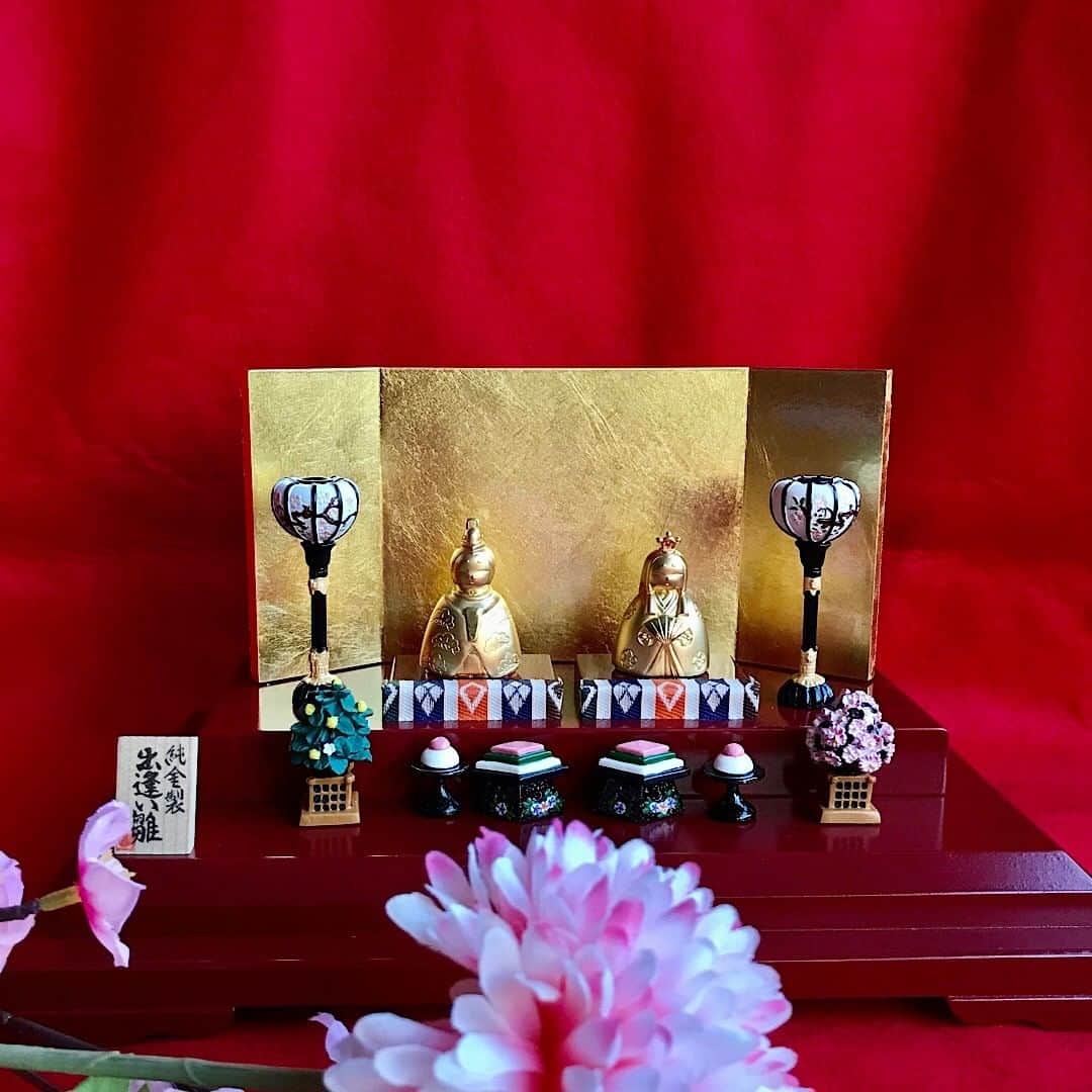 GINZA TANAKA 公式さんのインスタグラム写真 - (GINZA TANAKA 公式Instagram)「・ 【もうすぐひな祭り　出逢い雛】  「出逢い雛」は金箔の屏風に菱餅やぼんぼりが華やかな親王飾りです。若々しく愛らしい顔立ちの女雛は平安時代の貴族の正装である十二単に丸紋という古典的な装束のデザイン、男雛の着物には縁起の良い松の模様をデザインしました。  純金のお内裏様とお雛様はいかがですか？毎年の桃の節句に飾ることができる価値ある金工芸品です。  気に入ったらしおりマークで保存してくださいね！  #GINZATANAKA #ginzatanaka #ギンザタナカ #田中貴金属 #田中貴金属ジュエリー #ひな祭り #桃の節句 #お内裏様 #お雛様 #節句 #厄除け #魔除け #出逢い雛 #純金 #親王飾り #十二単」2月19日 11時00分 - ginzatanaka_jp