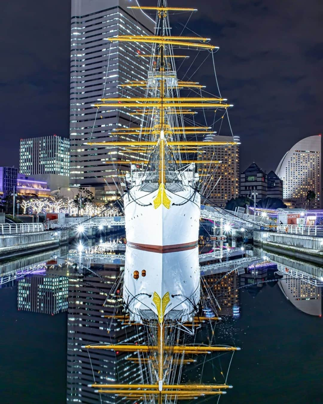 東京カメラ部 横浜分室さんのインスタグラム写真 - (東京カメラ部 横浜分室Instagram)「Photo by @nabe_donabe13⠀ 「日本丸メモリアルパーク」⠀ https://www.instagram.com/p/B90z-whJVBK/⠀ .⠀ いいね！＆コメント大歓迎！⠀ ※投稿に関するご注意・ポリシーは東京カメラ部に準じます。詳しくは下記をご覧ください。⠀ https://fb.minpos.com/fb/willvii/camera_jpn/static/guideline⠀ .⠀ #みなとみらい線フォト散歩 #みなとみらい線フォトさんぽ #みなとみらい線 #横浜 #新高島 #みなとみらい #馬車道 #日本大通り #元町中華街 #yokohama #東京カメラ部 #Japan #photo #写真 #日本⠀ Follow: @TCC.Yokohama⠀ .⠀ ※日本政府により緊急事態宣言が発令されました。 皆様、政府、自治体など公的機関の指示に従った行動をお願いします。⠀ 東京カメラ部および分室では、写真を「見る楽しみ」を提供することを通して、微力ながら皆様にわずかな時間でも癒しをお届けしたいと思っております。」2月19日 11時00分 - tcc.yokohama