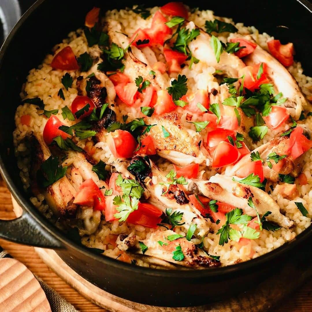 Cooking VERYのインスタグラム：「#チキンレシピ 【ビリヤニ風チキンピラフ】    @ariko418さんと肉修行レシピより、 香ばしく焼きつけた手羽と 野菜の旨味がぎゅっと詰まった絶品ピラフ。  ご飯はパラっと、 ブライン液に浸して味の染みた 手羽は骨離れも良くとにかくしっとり。  ソフリットはイタリア料理定番の 旨味の役割。 時間や食材が足りなくても、 玉ねぎとスパイスミックスでも 代わりになりそうです。  ブライン液とソフリット、 少し手をかけるだけで、 ただ炊くだけとは別物の、感動的な 味わい深さになります。  ぜひ時間のある週末にどうぞ！  レシピはarikoさんが肉焼き師匠と呼ぶ 「sisi煮干啖」ほか名店を営む高山いさ己シェフ。 肉の申し子のレシピはやっぱり最高です♡    #CookingVERY  #VERY編集部　  #VERYWeb  #ブライン液 #チキン #チキンピラフ #ビリヤニ #キッチングラム #レシピ公開   撮影／キッチンミノル　スタイリング／鈴木裕子」