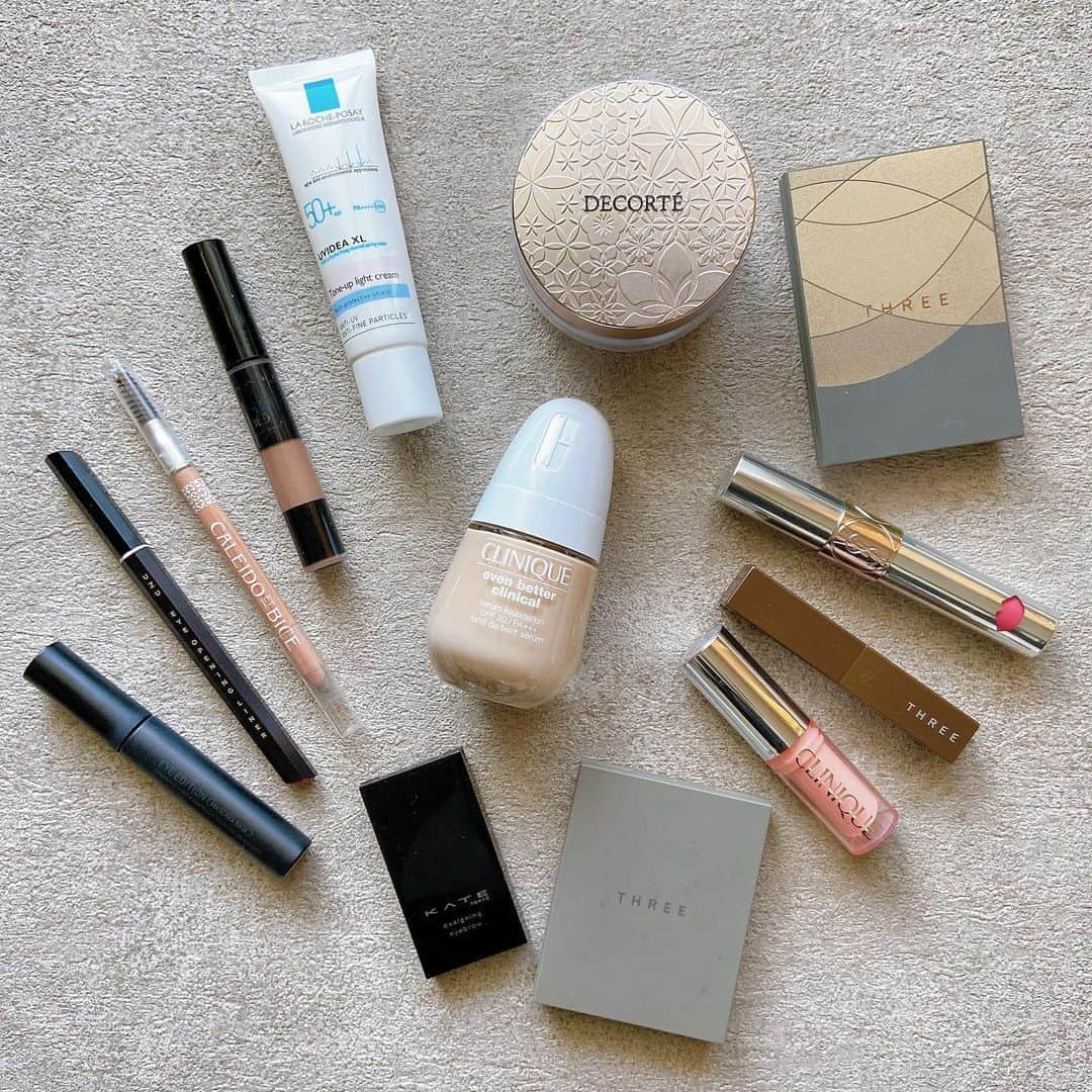 mmmcoco07のインスタグラム：「✴︎ 新しく仲間入りした @clinique_jp のファンデーション . 半プッシュで十分なくらい伸びが良いのに、カバー力がすごい✨ コンシーラーいらずです‼︎ でも厚塗りという感じは全くなくて、美肌フィルターをかけたようなくすみ知らずの均一美肌に仕上げてくれます✨ . 指で塗るよりも、私はスポンジを使用してやや薄づきに整えています☺︎ 汗や湿度にも強いウォータープルーフ処方なので、今のマスク必須な時期にとても有り難いファンデーションです✨ . . . #clinique#cliniquemakeup#クリニーク#ファンデーション#コスメ#愛用コスメ」
