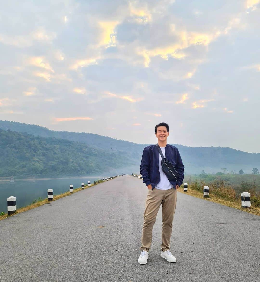 のインスタグラム：「เช้าวันก่อน กับ แสงแรก ของวัน  ณ อ่างเก็บน้ำห้วยปรือ จ. นครนายก  🎥 Mv เกษตรวิถีใหม่  Coming soon krub  #อ่างเก็บน้ำห้วยปรือ #นครนายก  #เที่ยวทั่วไทยกับไอซ์ศรัณยู」