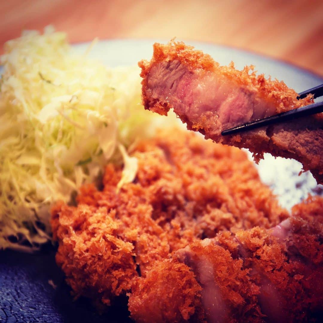 のインスタグラム：「【神田】錦町食堂このじ 一足先に、時間短縮で営業再開しました！ そして、メニューは林SPFポークのとんかつに一新！！！🐖 神田錦町特別価格、900円コーナーをご用意しました\( ˆoˆ )/ お弁当の電話予約も承ります！ (土日祝はお休みいただきます)  #魚金 #神田錦町 #林spfポーク #とんかつ #トンカツ #900円定食 #美味しいご飯 #カツで勝つ #営業再開 #弁当」