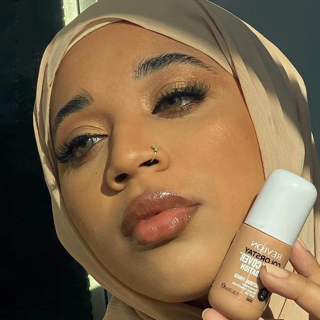 Revlonさんのインスタグラム写真 - (RevlonInstagram)「"This foundation leaves my skin with a natural looking finish, which makes my skin feel hydrated all day!" - @rvwaida glows in our NEW #ColorStay Light Cover Foundation.  Now it's your turn! Tag @revlon and #MakeupMoves so we can see your Light Cover look ✨」2月19日 11時08分 - revlon