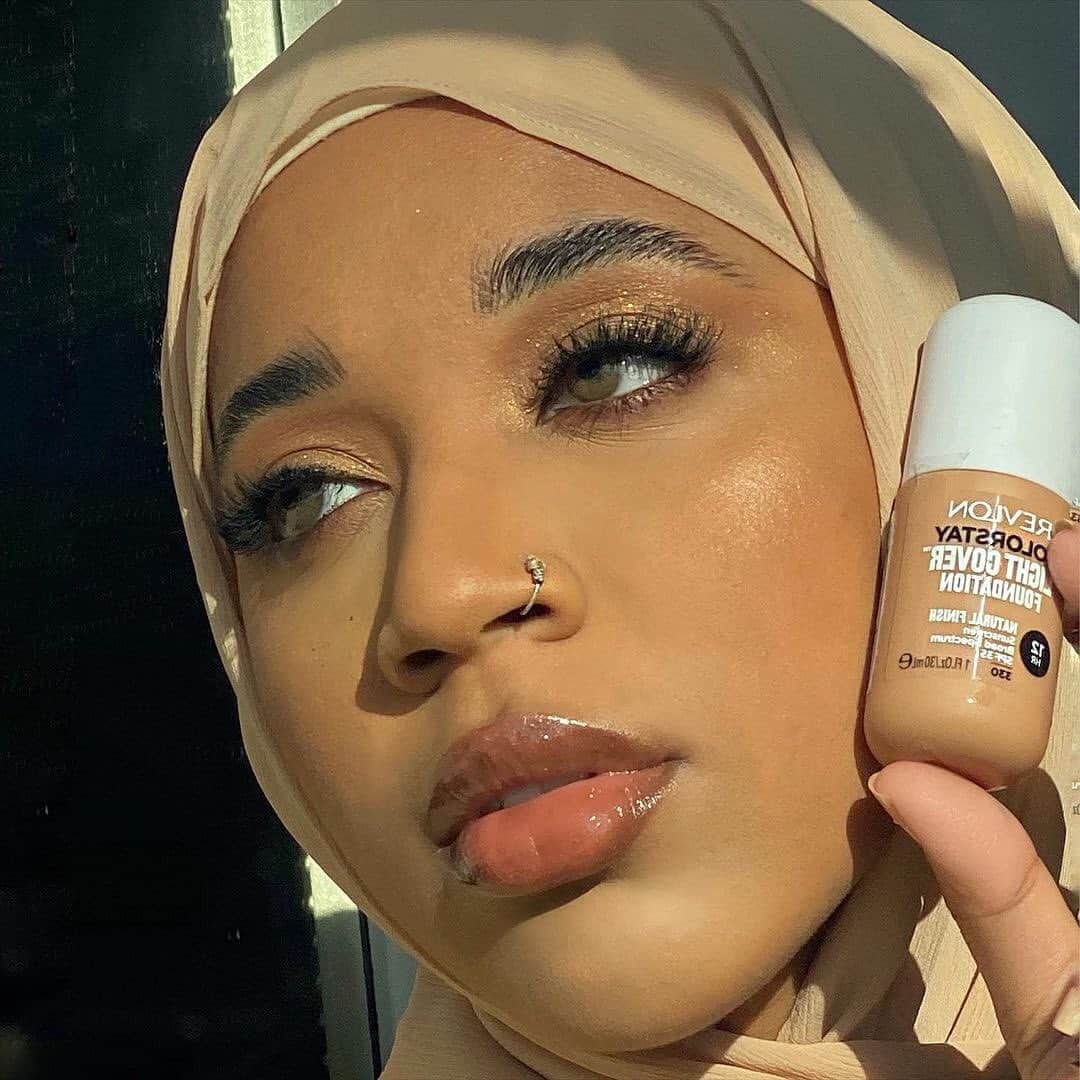 Revlonのインスタグラム：「"This foundation leaves my skin with a natural looking finish, which makes my skin feel hydrated all day!" - @rvwaida glows in our NEW #ColorStay Light Cover Foundation.  Now it's your turn! Tag @revlon and #MakeupMoves so we can see your Light Cover look ✨」