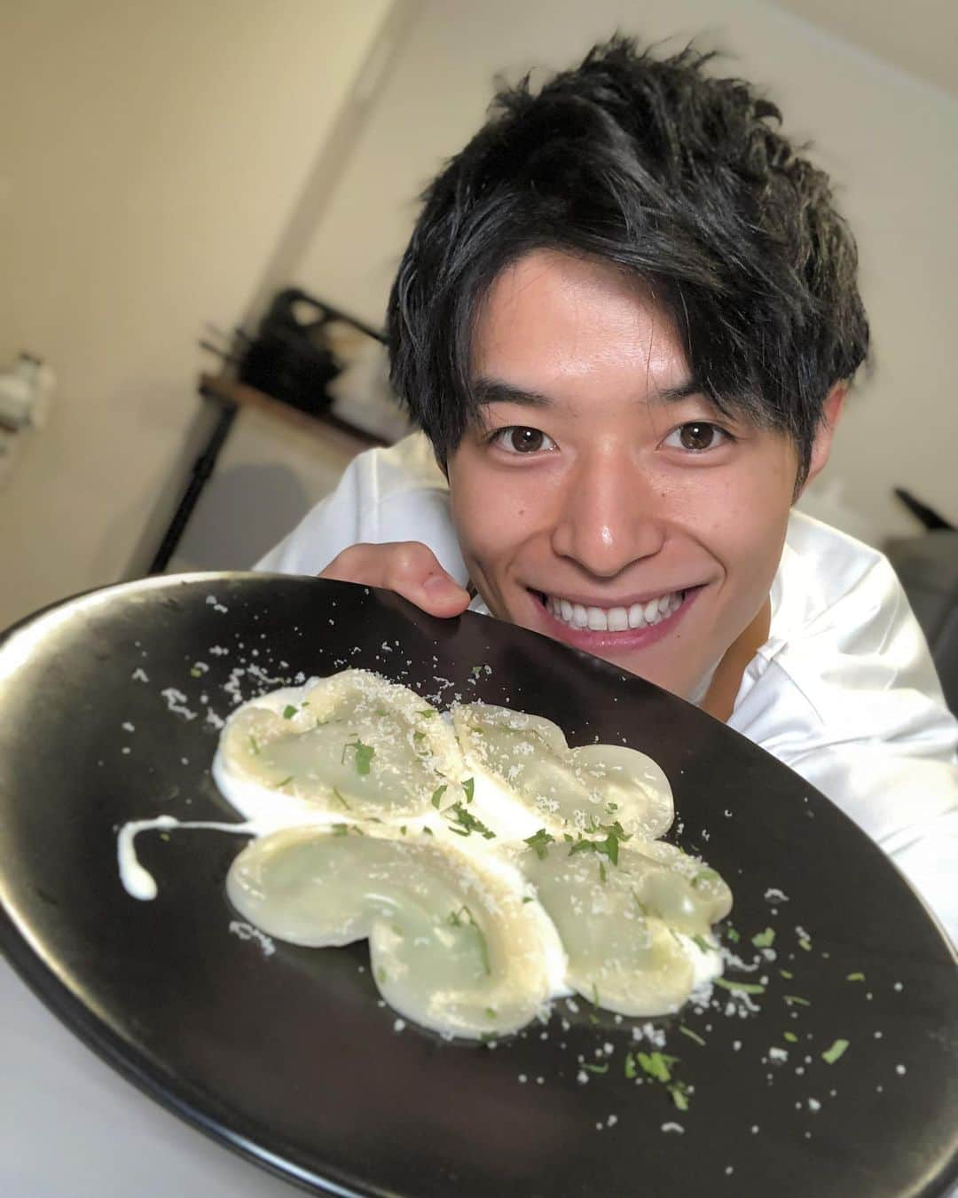 池田航さんのインスタグラム写真 - (池田航Instagram)「🍀*゜イタリアのパスタ料理をおうちで簡単に作る方法を紹介😍🍀*゜ @restaurantlasse のスペシャリテラビオリにちなんで❤ 手作り簡単ラビオリ🍀*゜ ･ ･ ❤のラビオリレシピ(約15個) ･アボカド 1個 ･ツナ缶 1缶 ･とろけるチーズ 10g ･餃子の皮 ･卵白 (接着用) ソース 生クリーム 大2 粉チーズ 大1 ･ ･ これ本当に美味しいから是非作って欲しい❤ ゆで時間も1分とめちゃめちゃ短い☺️☺️☺️☺️ ･ ･   #おうちのみんなを楽しませるために毎日LIVE実施中 #一緒に最高のおうち時間を過ごそう #おうち時間  #おうちの過ごし方  ･ ･ #小池知事メッセージ  #緊急事態処置実施中 #緊急事態宣言 #自宅待機   @tocho_covid19  東京都公式の緊急事態処置実施活動のアカウントが出来ているみたいです！ 日々変わっていく情報の中でより早くコロナウイルスの情報を教えてくれるみたい！ 東京都のみんなはチェックしてみて😌 ･ ･ YouTubeにて🔎KOHクッキング🔍で 動画投稿してます！ 【池田航】で検索してね❤ ･ ･ ･ 料理アカウントもよかったらフォローしてね✨☞@chef.koh ･ ･ #富山県 #富山 #オム男子 #鎧勇騎月兎 #池田航 #スパコマ #超コマ #食育インストラクター #調理師免許 #スーパーフードプランナー #歯並び #料理男子 #笑顔」2月19日 11時08分 - kohcooking