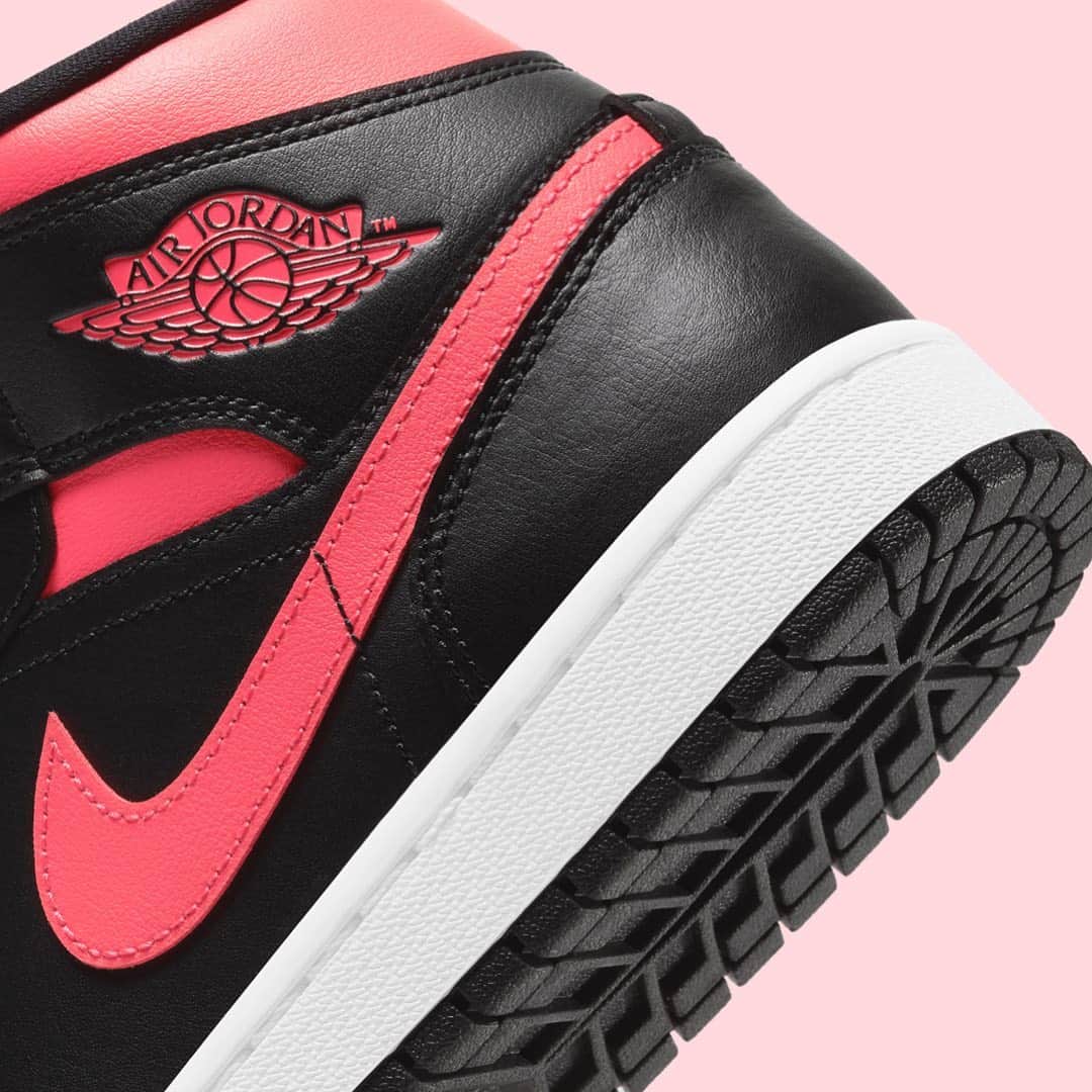 STYLERUNNERさんのインスタグラム写真 - (STYLERUNNERInstagram)「The Nike Air Jordan 1 Mid bring full-court style and premium comfort to an iconic look. ⛹🏾‍♂️🏀 #stylerunner #sneakers #airjordan1mid #jordan」2月19日 11時08分 - stylerunner