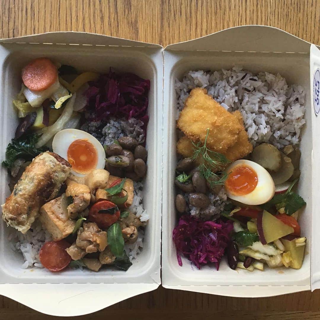Pho 321 Noodle barのインスタグラム：「【today’s lunch box】fish box or chicken box plus spring roll  メイン　⚫︎イカフライ🦑　 または　⚫︎タイ風🇹🇭ガパオチキン  日替わりデリ ⚫︎白菜　紫にんじん　パプリカ　赤キャベツのチョップドサラダ🤚 (Pho321オリジナルチョップドドレッシング) ⚫︎タイ風🇹🇭卯の花　おからと紫にんじん　白にんじん　白木耳 ⚫︎紫キャベツのマスタードマリネ/ 宮崎ここくの切り干し大根と人参フライのマリネ ⚫︎うずら豆の香草マリネ ⚫︎菊芋の金平　レモングラス辣油和え ⚫︎半熟味付き🥚 ⚫︎タイのベリーライス入りジャスミンライス  boxには　豚肉とお野菜の揚げ春巻き(1piece 200yen)をプラス　バランスも◯です。  海老とお野菜の生春巻きは引き続き　北海道三野農園さんの白にんじん　イエロービートルート入りです。  「帰ってきたバインミー」こと　かまパン　@food_hub_project 特製🥖コッペぱんにタンドリーチキンと自家製チリソース　ヴェトナムハーブ🌿をはさんだバインミーは　店内でハーフ&ハーフ　シェアも可能です。 ご希望の方には　あじめコショウのピクルスと檸檬をお付け致します。  本日も11:30am opening 5:30pm last call 6pm closing,non stop、同時間でUber eats,chompyのデリバリーサービスも稼働致します。 デリboxのお取り置きやご予約はこちらから☎︎03-6432-9586 お仕事帰りの方は　お夕飯のプラス1品に　takeout デリもおすすめです。  ゆくゆくはデリboxや揚げ春巻き　バインミーもデリバリーメニューのラインナップに加えて　お届け出来きたらと思います。もう少しお待ち下さいませ。  引き続き安全飛行で 本日も皆さまにとって晴れやかなfridayになりますように  today’s recommend:fsih box or chicken box, pho chicken,spring roll&summer roll ,banh mi and tokibicha  today’s opening 📻‘lovely intermission’from’nocturnal’/yuna  #pho321 #banhmin #帰ってきたバインミー #unohana #todayslunchbox #fridaymotivation」