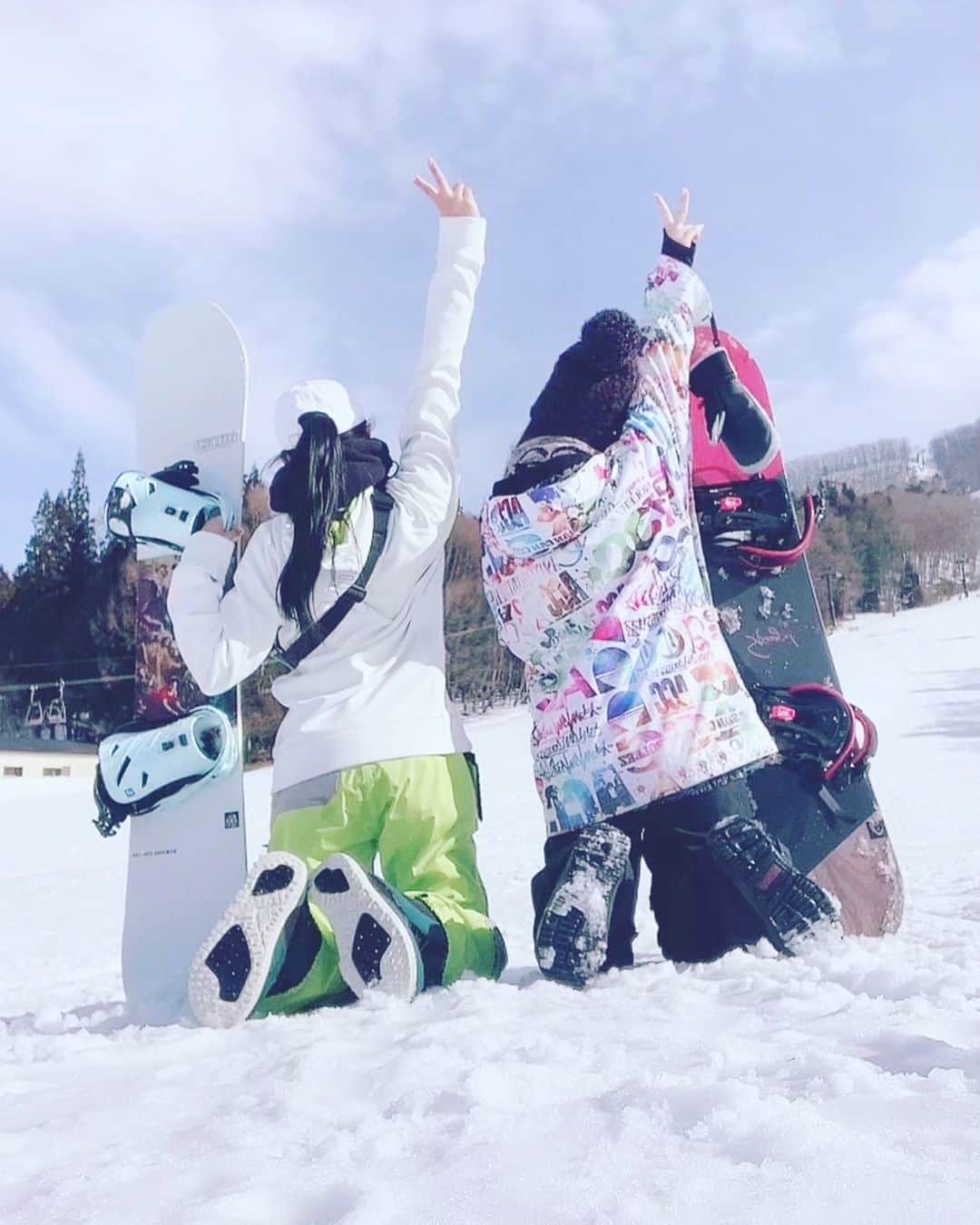 RANさんのインスタグラム写真 - (RANInstagram)「#白馬岩岳スノーフィールド  ジェニーとスノボ一緒に行くのは もう何回目かな🐒❤ 朝、雪ジャリジャリだったけど昼くらいは滑りやすかった！！ 全然上達しないけど笑笑、でも凄く楽しくてすき🏂滑り方綺麗な人憧れる…✨ 来シーズンこそ新しい板買おうꪔ̤̱ꪔ̤̱ꪔ̤̱ . . . . #白馬 #hakubaiwatake #スノボー #snowboarding #親友 #仲良しさん #❤ #上手くなりたい #なかなか #上手くなれない #山に篭もりたい #笑笑 #雪 #すきぴ #心が叫びたがってるんだ #滑り方 #綺麗な人 #真似したい #youtube #観まくる」2月19日 11時09分 - rrran1015