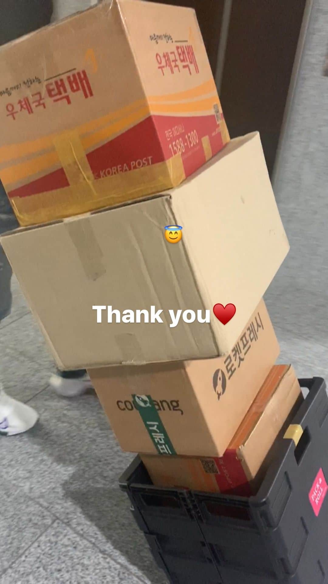 ナム・ボラのインスタグラム：「이번 달 천사님들이 보내주신 후원 물품! 감사합니다♥️」