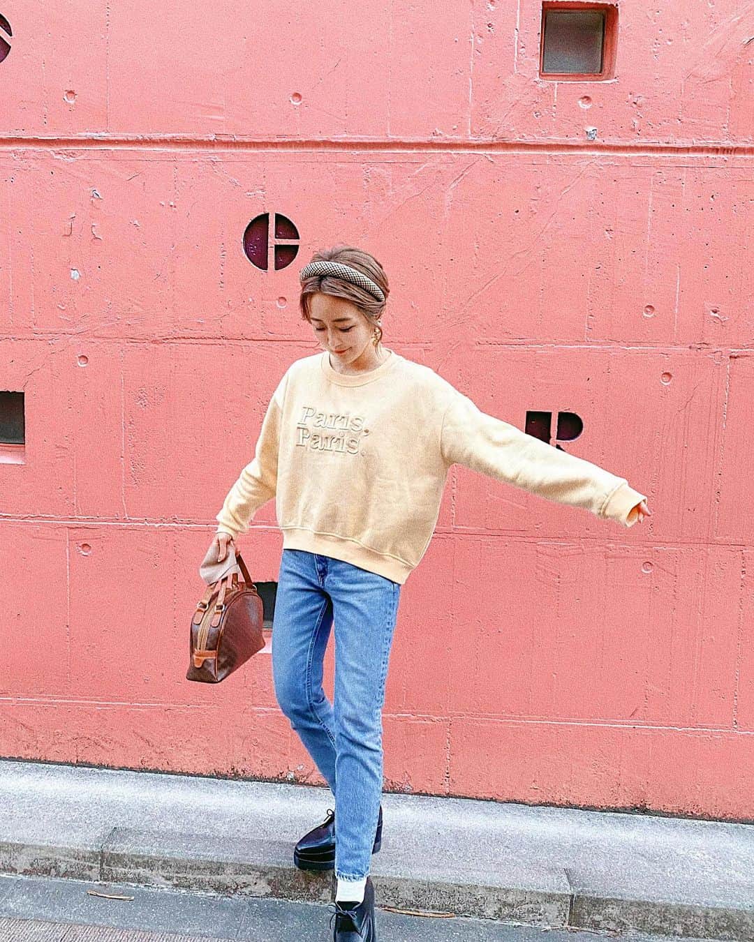 のインスタグラム：「💛💛💛﻿ ﻿ ﻿ この前上半身だけ載せてた﻿ コーデの全身だよ🐝💞﻿ ﻿ ﻿ sweat top: #handm (@hm )﻿ pants: #moussy (@moussyofficial ) shoes: #esperanza (@esperanza_official )﻿ headband : #zara (@zara )﻿ bag : #celine (@celine )﻿ ﻿ ﻿ イエローのトレーナーは﻿ レトロでかわいいねーって﻿ 妹とお揃いで買ったんだ😌💛🐥﻿ (H&Mだからもちろん#プチプラ でした！)﻿ ﻿ ﻿ トレーナーにデニムみたいな﻿ カジュアルなコーデも﻿ 昔から好きでよく着ています☁️🌈﻿ 𓂃 𓈒𓏸 ‎𓂃 𓈒𓏸 ‎𓂃 𓈒𓏸 ‎𓂃 𓈒𓏸 ‎𓂃 𓈒﻿ #156cm#156cmコーデ﻿」
