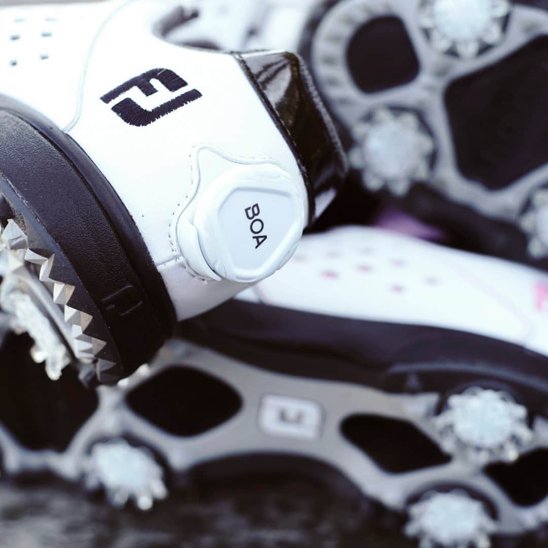 Footjoy Japanさんのインスタグラム写真 - (Footjoy JapanInstagram)「“ラウンドを彩る 軽やかさと心地よさ”  優れた防水性、しなやかで足に馴染みやすいアッパー、軽くて屈曲性の高いソール、足当たりが良く心地いいインソール。  どこをとっても前作よりパワーアップした、 NEW＜eComfort＞！  春の変わりやすい天候やどんなライでも、快適にプレーが続けられます！  本日2/19、ついに発売です！  #footJoy #footjoyjapan #フットジョイ #golf #golflife #ゴルフシューズ #golfshoes #footjoyapparel #フットジョイアパレル #ゴルフウエア #ゴルフグローブ #golfglove #ecomfort #イーコンフォート」2月19日 11時12分 - footjoy.japan