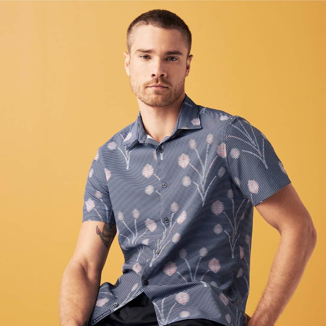 ペリーエリスのインスタグラム：「Dress for the season you want. Spring is just around the corner, it's time to start fresh with new colors and bold prints. #LifeReadySince1976」