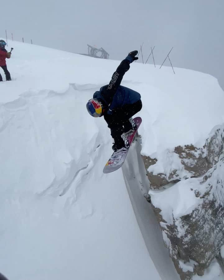 角野友基のインスタグラム：「Loving my first time in @jacksonhole for my first big mountain event #kingsandqueensofcorbets It’s been so awesome shredding with everyone!!❤️❄️」
