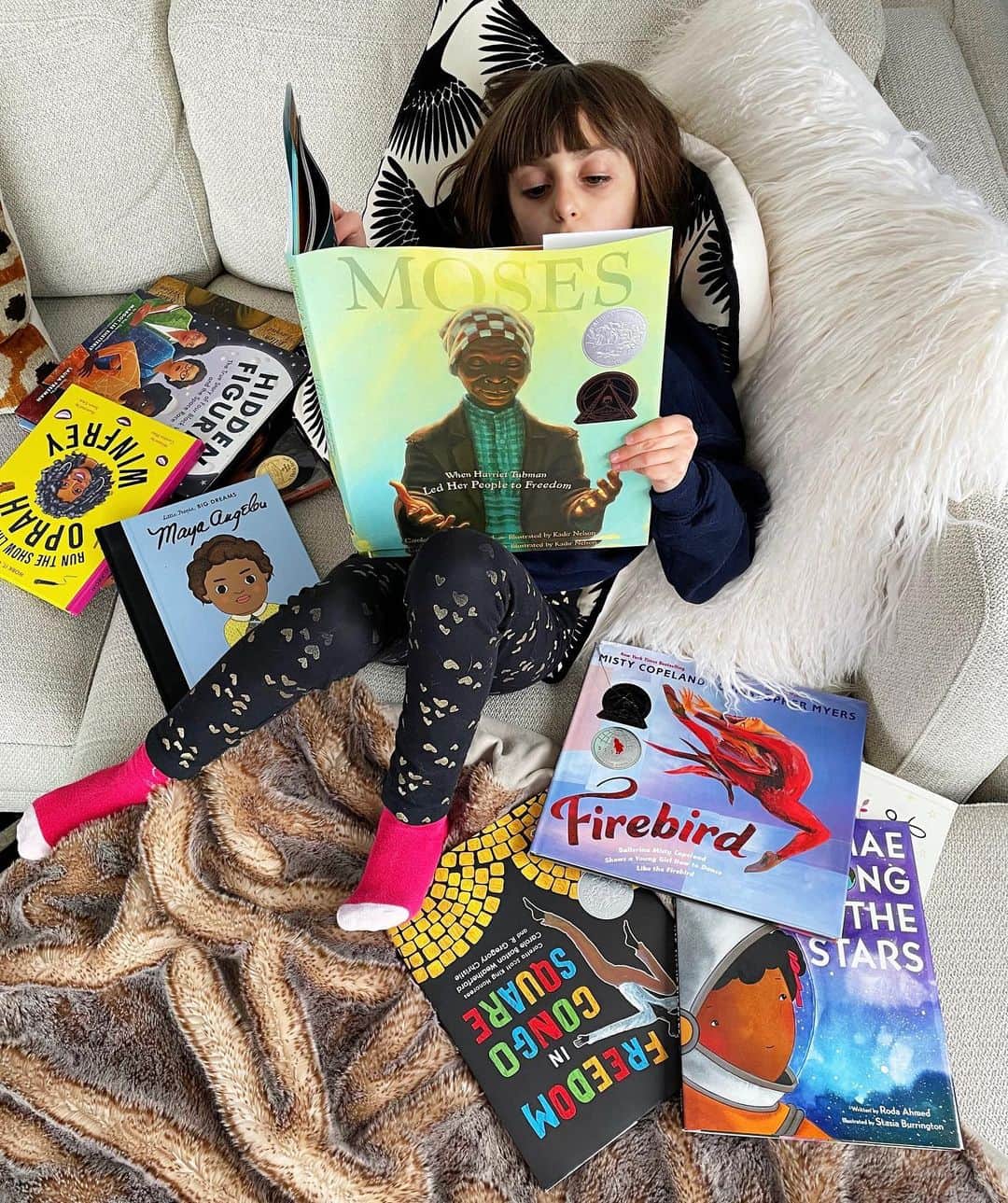 Ilana Wilesのインスタグラム：「It's Black History month, which means it's an excellent time for parents to introduce children's books about significant Black figures in history to their kids. There are tons of Black thought leaders, politicians, scientists and inventors who are often overlooked when our kids study American history in school. It’s also important to introduce the concept of slavery, especially as it pertains to the current racial injustices in America. If that sounds too heavy, don't worry. There are plenty of books out there that do a great job at introducing these concepts in an age appropriate way. Personally, I have always filled my kids' shelves with books about Black History, but this month, I made a point of taking them all out and stacking them on our coffee table where my kids would be more likely to pick them up and read them again. There are books that I have been reading to Harlow for years and more recently, she is processing things more fully and asking big questions. And I have to say, I think Harlow’s teacher was very impressed when she recognized a photo of George Washington Carver at school! If you’d like to see my full list of “23 Children's Books About Black History and Black Trailblazers” check the link in my bio. It includes activists, astronauts, agricultural scientists, ballerinas, heart surgeons, mathematicians and the guy who invented the Super Soaker!」