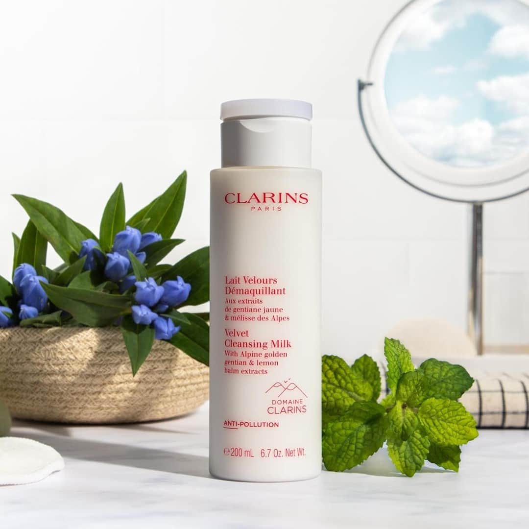 Clarins Canadaのインスタグラム：「Clarins introduced the first range of gentle facial cleansers which contained Alpine Herbs back in 1967.🏔️ This year and for the first time, our 100% organic Alpine herbs are home grown and harvested at our very own Domaine Clarins. Selected to help soothe, calm and smooth the skin, you’ll enjoy all the benefits of Alpine purity every time you wash your face!🧼🌿⁣ ___________⁣ Clarins a donné naissance en 1967 aux premiers laits démaquillants douceur aux Herbes des Alpes.🏔️ En 2021 et pour la première fois, celles-ci sont cultivées et récoltées au sein même du Domaine Clarins. 100 % bio, elles sont sélectionnées pour aider à apaiser, calmer et adoucir la peau. Vous profitez ainsi de tous les bienfaits de la pureté des Alpes à chaque démaquillage !🧼🌿⁣ .⁣ .⁣ .⁣ #Clarins #LiveBeautifully #ClarinsDomain #OrganicBeauty #ClarinsCleanse」