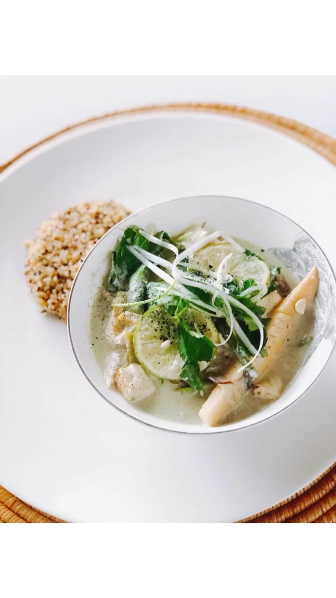 ケリーのインスタグラム：「Kelly’s Recipe BITORE MESHI   Spirulina Vegan Green Curry 💚  材料2人分  焼き豆腐…1/2丁下準備として、 焼き豆腐はキッチンペーパーで包み、 重石をのせて冷蔵庫で 一晩水切りしておきます。 油揚げ…1枚 たけのこ水煮…100ｇ スナップエンドウ…8本 マッシュルーム…5個 ベビーコーン…4本 長ネギ…15㎝ にんにく…1片 生 姜 …1 片（ 2 0 ｇ ） レ モ ン グ ラ ス（ あ れ ば ）…1 本 ライム…1/2個 パ ク チ ー … 3 ，4 本  A グリーンカレーペースト… 大 さ じ 3（ 5 0 ｇ ） スピルリナ..小さじ1/2 クミンパウダー…小さじ1/4 水…大さじ１  B コ コ ナ ツ ミ ル ク…1 缶（ 4 0 0 ｇ ） 水…1/4カップ Kafir Lime（こぶみかんの葉）…お好みで  ココナッツオイル…大さじ１ 塩・こしょう… 各 少々 キ ヌ ア…2 人 分  作り方は…  1.油揚げは3〜4㎝長さの細切りにする。たけのこ水煮は一口大のくし切りにし、スナップエンドウは筋をとる。マッシュルームは4〜5等分の薄切りにし、ベビーコーンは縦半分に切る。長ネギは細切りにし、にんにくはみじん切りにし、生姜はせん切りにする。レモングラスはつぶす。ライムは輪切りにし、パクチーは2㎝くらいのざく切りにする。  2.Aを混ぜ合わせておく。  3.鍋にココナッツオイルを熱し、にんにくと生姜を加え炒める。香りが立ったら油揚げ・たけのこ・スナップエンドウ・マッシュルーム・ベビーコーン・レモングラえスを加え炒め、塩少々をふる。  4.焼き豆腐を一口大に切り、 3に加え炒める。  5.④にAとBを加え混ぜ、上にライムと長ネギをのせてフタをし、10〜15分煮る。塩・こしょうで味をととのえ、器に盛りパクチーをのせる。炊いたキヌアを添えていただく。」