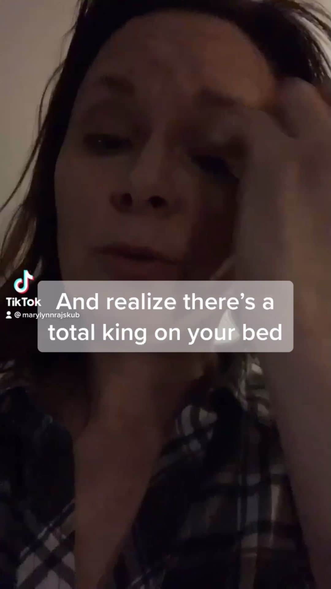 メアリー・リン・ライスカブのインスタグラム：「#savannahcat #designercat #love #king #bedroom #pets #wheredoiknowyoufrom #celeb #standupcomedy」