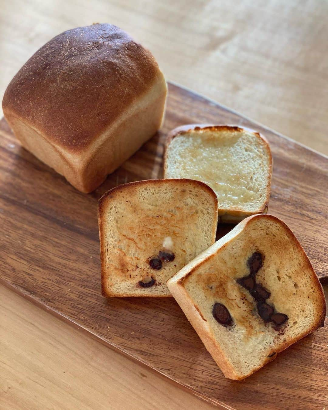 迫田愛子のインスタグラム：「パン作り頑張ってまーす🍞💕﻿ ﻿ 我が家はバナナ入りが大好評でバナナをわざわざシュガースポットいっぱいになるまで育ててます🍌﻿ 隠しておかないとその前に食べられちゃう🐒w﻿ ﻿ ほんのり甘くてバナナパンオススメです🍞✨﻿ ﻿ チョコチップ入りのパン作りたいんだけど、、入れ込み方がわからない。笑﻿ ﻿ ﻿ #AIKO食堂 #aikocooking #cooking #料理 ﻿ #おうちごはん #和食 #japanesefood #instafood #instadelicious #homeparty﻿ #ママ #mammy #baby #babyboy #男の子ママ#3歳 #8月生まれ」