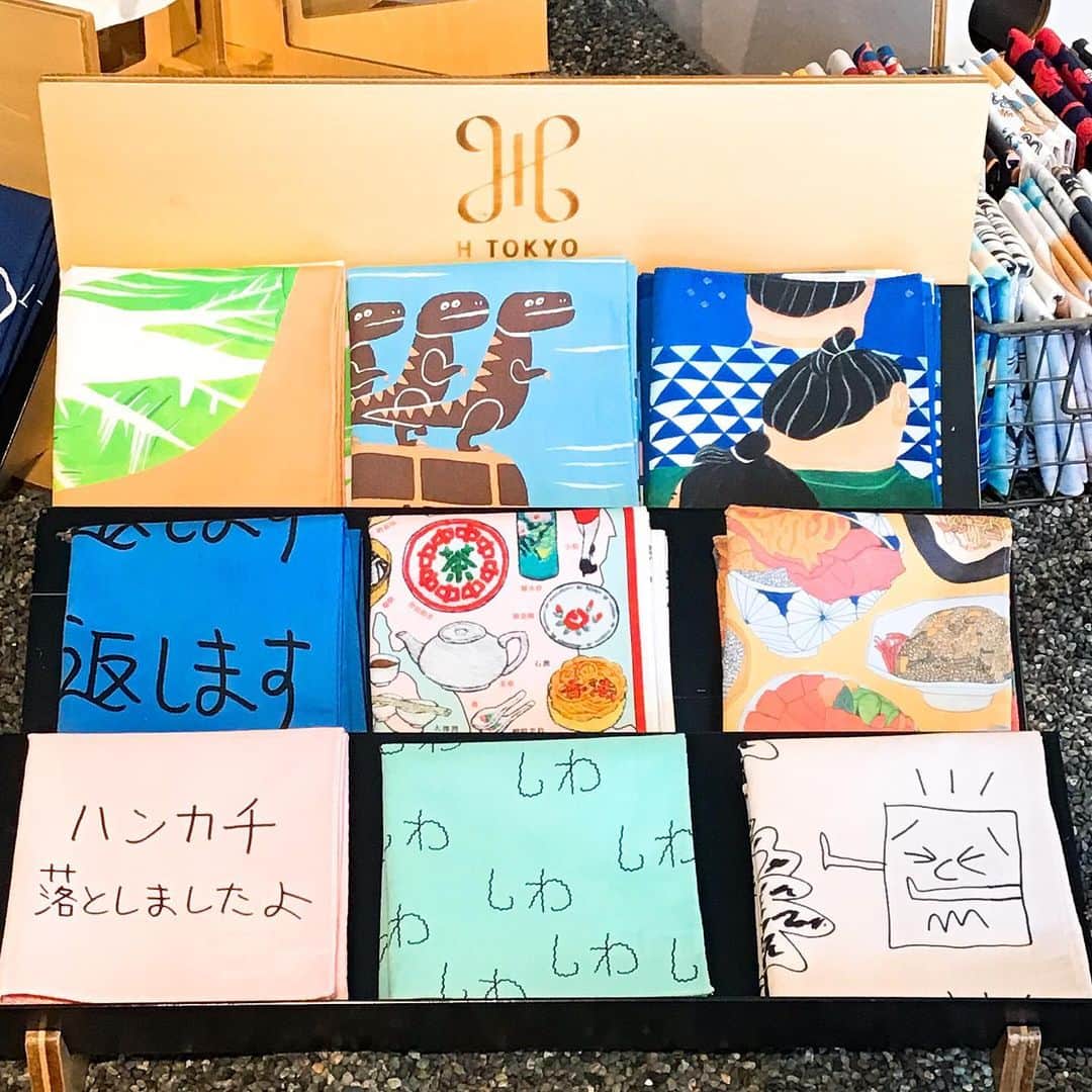 TODAY'S SPECIALさんのインスタグラム写真 - (TODAY'S SPECIALInstagram)「〈NEWS-jiyugaoka〉 自由が丘店ではH TOKYOとswimmieのPOP UPを開催しています。 ・ 働くシーンに合うシンプルでベーシックなハンカチ 休日の装いに合う遊び心いっぱいのハンカチ  小さな布にこだわりがギュッと詰まったハンカチ。 ・ 刺繍を入れたりワッペンを付けたり、自分だけのこだわりのハンカチをおつくりいただけます。自分や大切な人へのプレゼントにもおすすめです。 ・ 【会期】 日々のハンカチ展 2021年2月19日（金）〜4月1日（木） Jiyugaoka 2F *Jiyugaokaのみの開催です *会期最終日は17時までの開催です。  #todaysspecial #トゥデイズスペシャル #jiyugaoka #自由が丘 #htokyo #swimmie #ハンカチ #gift」2月19日 11時36分 - cibone_ts