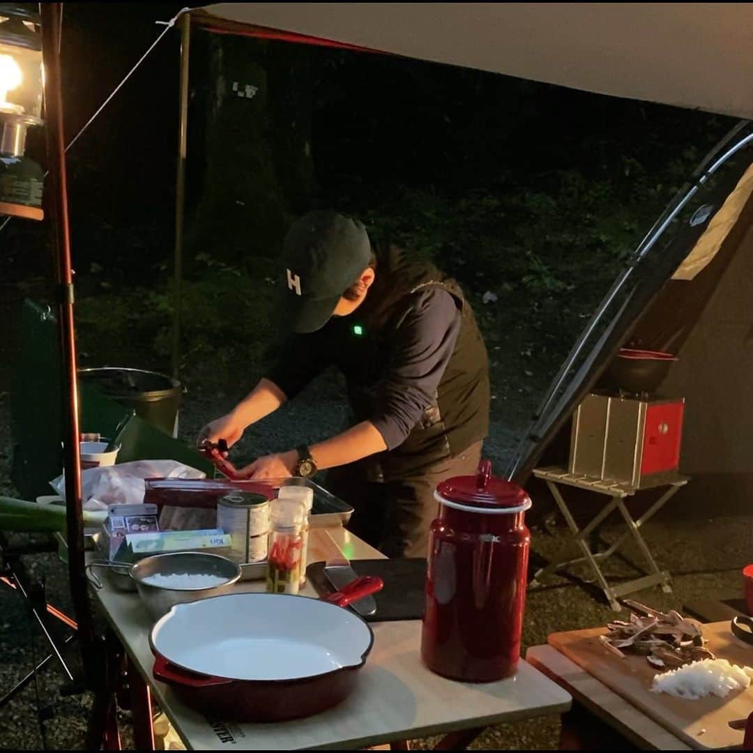 植草克秀のインスタグラム：「今度は夜ごはんの準備！  昼から夜ごはん準備の間、何をしてたのか全く思い出せないんだよね。ぼーっとしてたのかな😂  #植草克秀  #katsuhideuekusa  #キャンプ #キャンプ飯」