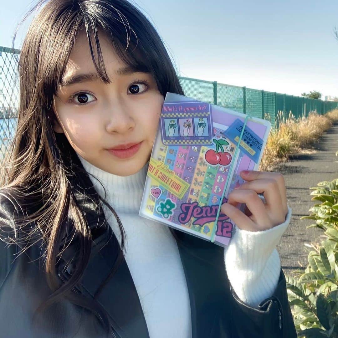 ニコ☆プチのインスタグラム：「マイのふろくの使い方😚💗  こんにちは☺️舞衣です🌷 ニコ☆プチ2月号の付録は、ジェニィラブのシステム手帳!! ポップで可愛いくて見ただけでも、すっごくテンションが上がるよね😆でも、中身はもっとオシャレで可愛いの！月ごとに、柄が違くて毎月ページをめくるのが楽しみになるシステム手帳です❤️みんなも使ってね✨  #ニコプチ #ニコプチふろく #プチモのふろくの使い方  #ニコプチふろくのある生活  #ジェニィラブ #jennilove #ふろく #藤岡舞衣」