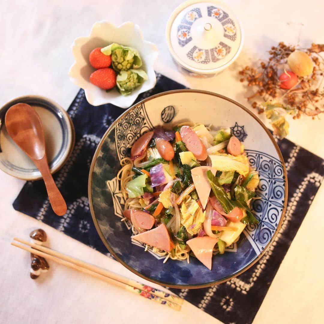 amiのインスタグラム：「． I made healthy menu for lunch ． 先日のランチに、糖質0麺を使って あんかけ焼きそば風 を作りましたよ〜♡   野菜たっぷりで すごーく美味しかった🍝💕  ダイエットのためにも 麺料理はこの麺で☺️🍳  さてさて、ずっと愛用している  @fujimi_official の パーソナライズサプリ🌿 ﻿  美容診断で質問に答えて、自分に足りてない 栄養素や、肌の悩みに合わせて、理想の お肌に近づけるよう11種類から5つの サプリメントをパーソナライズしてくれる  飲むスキンケアです♡  ﻿もう5回目になりました〜👏 1回分ずつ個包装にしてくれてるので 飲みやすくておススメです💕  ﻿ #ロカボメニュー#あんかけ焼きそば#ヘルシーレシピ#おうちカフェ#食器好き#花のある幸せごはん#テーブルコーディネート#テーブルコーデ#ダイエットレシピ#ランチタイム #PR #FUJIMI #美容 #カスタマイズサプリ#パーソナライズサプリ」