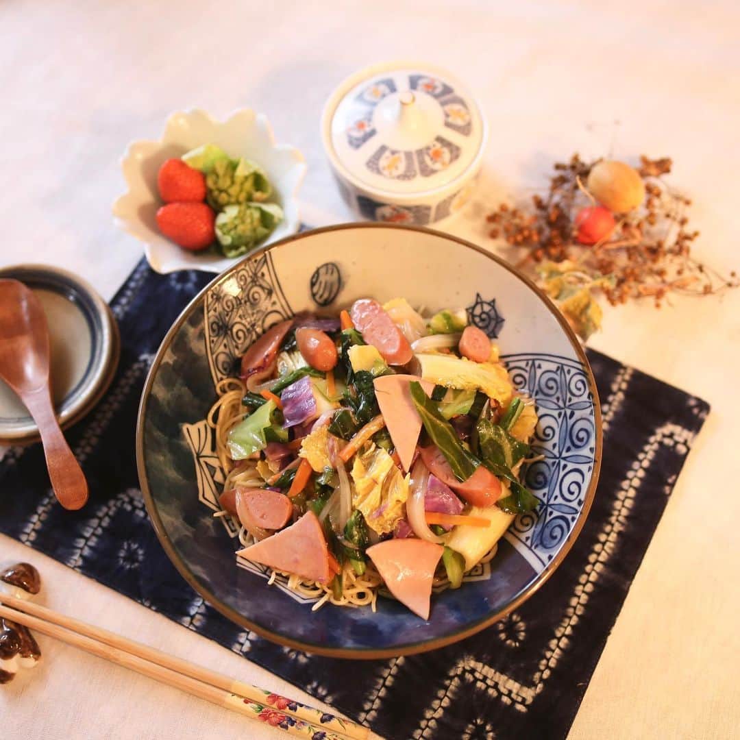 amiさんのインスタグラム写真 - (amiInstagram)「． I made healthy menu for lunch ． 先日のランチに、糖質0麺を使って あんかけ焼きそば風 を作りましたよ〜♡   野菜たっぷりで すごーく美味しかった🍝💕  ダイエットのためにも 麺料理はこの麺で☺️🍳  さてさて、ずっと愛用している  @fujimi_official の パーソナライズサプリ🌿 ﻿  美容診断で質問に答えて、自分に足りてない 栄養素や、肌の悩みに合わせて、理想の お肌に近づけるよう11種類から5つの サプリメントをパーソナライズしてくれる  飲むスキンケアです♡  ﻿もう5回目になりました〜👏 1回分ずつ個包装にしてくれてるので 飲みやすくておススメです💕  ﻿ #ロカボメニュー#あんかけ焼きそば#ヘルシーレシピ#おうちカフェ#食器好き#花のある幸せごはん#テーブルコーディネート#テーブルコーデ#ダイエットレシピ#ランチタイム #PR #FUJIMI #美容 #カスタマイズサプリ#パーソナライズサプリ」2月19日 11時32分 - amikuma1219