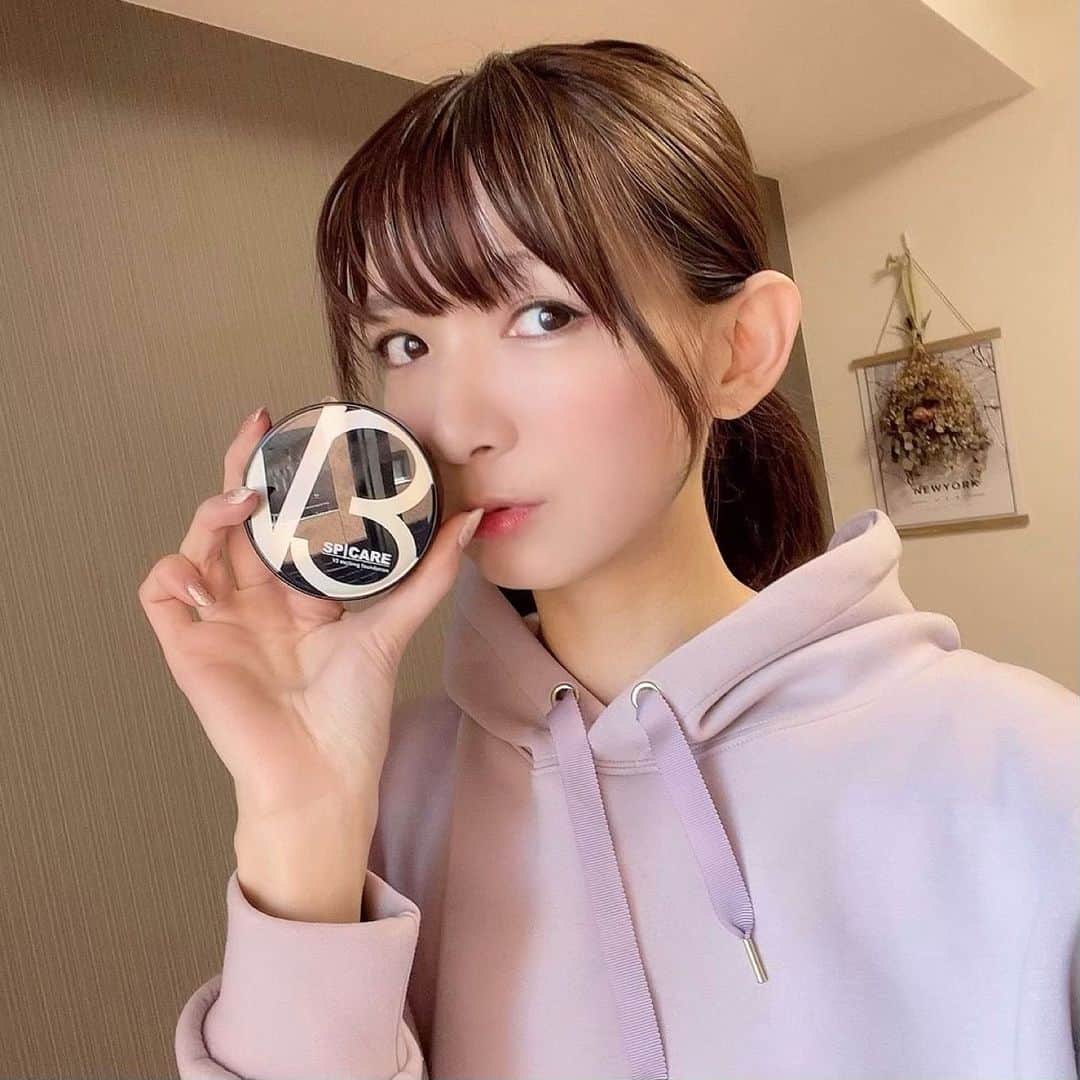 のインスタグラム：「話題のV3ファンデ🌸 今更ながら初めて使ってみました！  天然針水光注射ファンデーションでリフトアップで有名ですよね🙌  美容サロンでは完売続出だったらしいこのファンデ色々な意見が飛び交ってますが、個人的にはやはり良いと思った👍 密着力も良くツヤ感とハリ感が出るので良い感じです✨  tops @feerichelu   #フェリーシル#feerichelu#パーカー#v3ファンデーション#v3ファンデ#クッションファンデ#サロン専売品#spicare #pr」