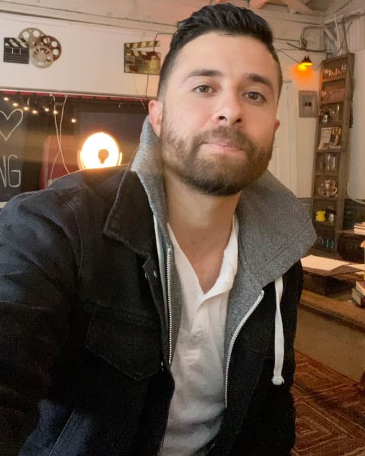 エディー・マーティンのインスタグラム：「Neon moon.  CountryVibes.」