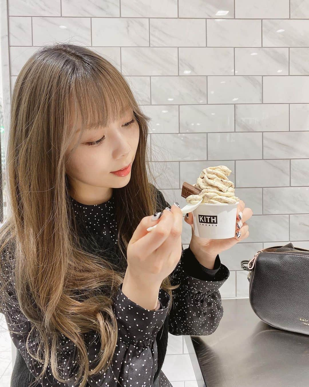 西村季里子のインスタグラム：「・  KITHのアイスクリーム とっても美味しかった🍦  バナナ味とか見ると 絶対それ選んじゃう病気🍌 チョコバナナが最高🤎 あ、でもチョコミントが一番かな💚 まぁアイスなら何でもすき❤️  #kith#キス#kithicecream#icecream #miyashitapark#宮下パーク #渋谷#shibuya#アイスクリーム #バナナ#チョコバナナ#チョコミント #follow#followｍe」