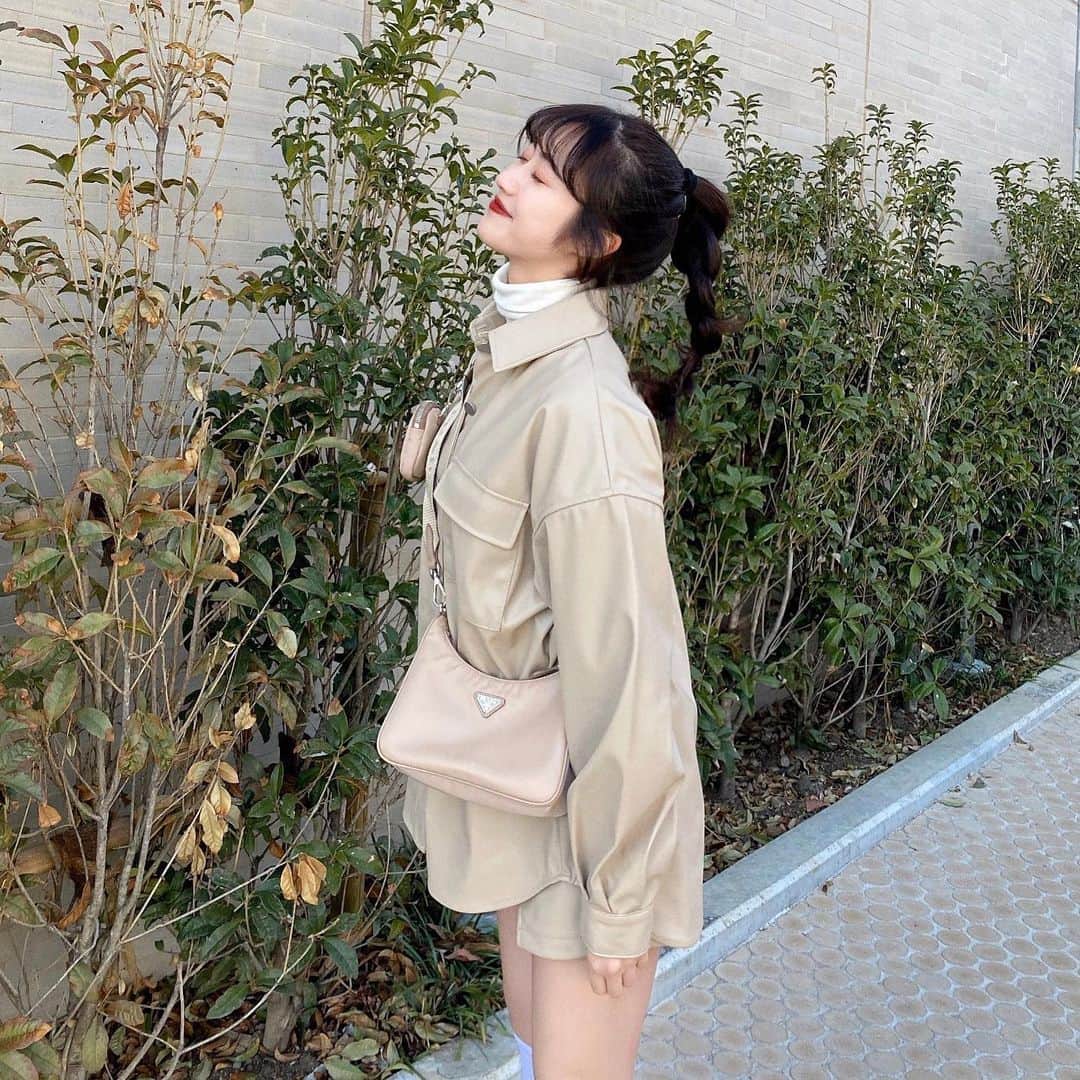 河﨑莉奈のインスタグラム：「セットアップがなんだかんだ好き🐕🤍 ロング丈のジャケットとショートパンツのセットアップgetしたよん☁️ 色味が落ち着いたベージュで可愛い🥰  @epimi_epimmy  #epimiépimmy #エピミエピミー #エピエピコーデ #プチプラコーデ　#セットアップ」