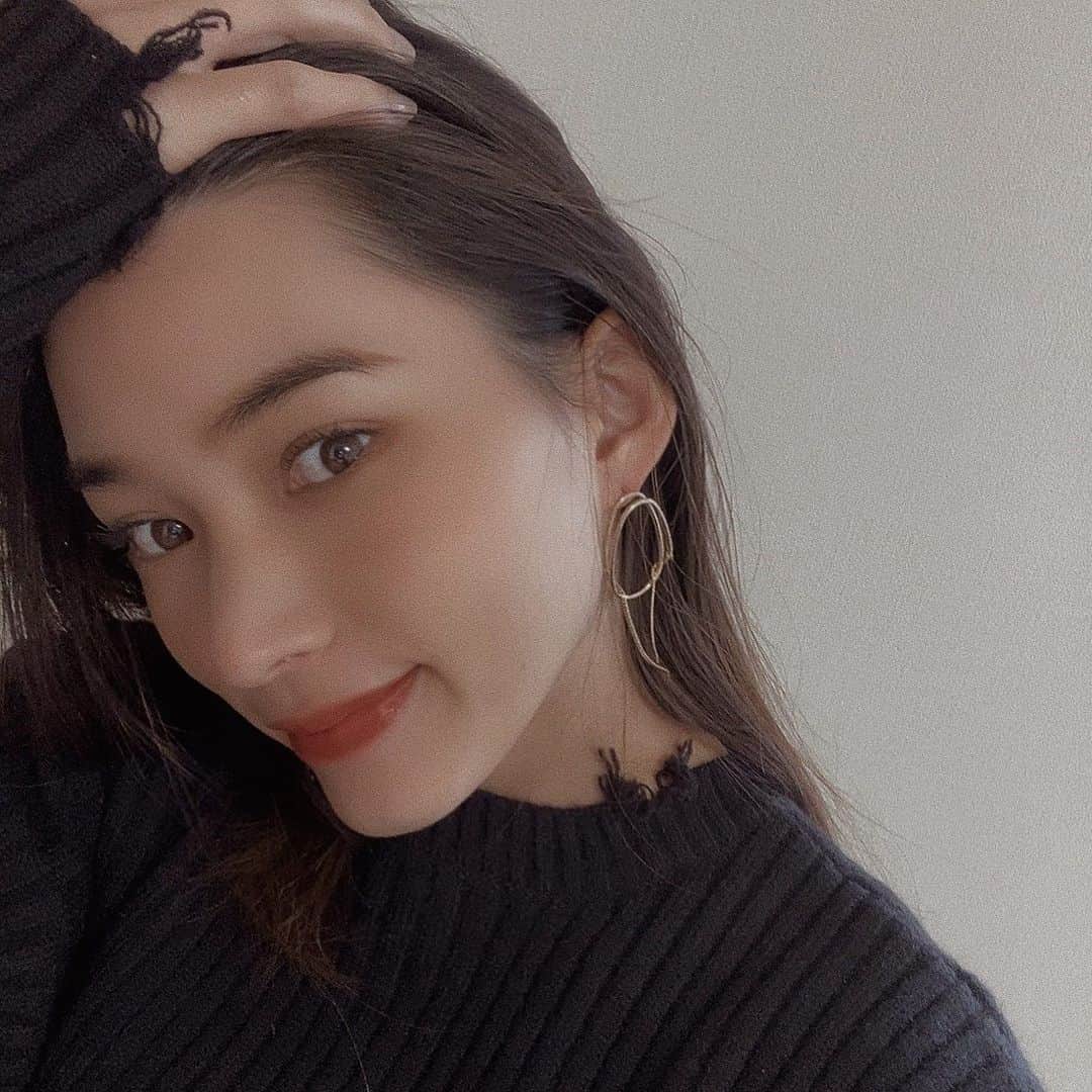 樽見麻緒のインスタグラム：「ℋℯ𝓁𝓁ℴ𓍯 通りがかってちらっと覗くつもりが、可愛いピアスに出会ってしまってお持ち帰り..🏹🤍 最近シルバーもゴールドも同じくらい好きだから、決められんくて何分も色で迷った笑 息子に引っ張られないようにだけ気をつけないと😜(ママあるある) ׅ #アクセサリー#ピアス#ローズバッド#セルフィー #男の子ママ#新米ママ#おうち時間#ママファッション#ママ友#ナチュラルメイク #オレンジリップ#テラコッタメイク #rosebud#pierce#accessory#selfie#mom#momlife」