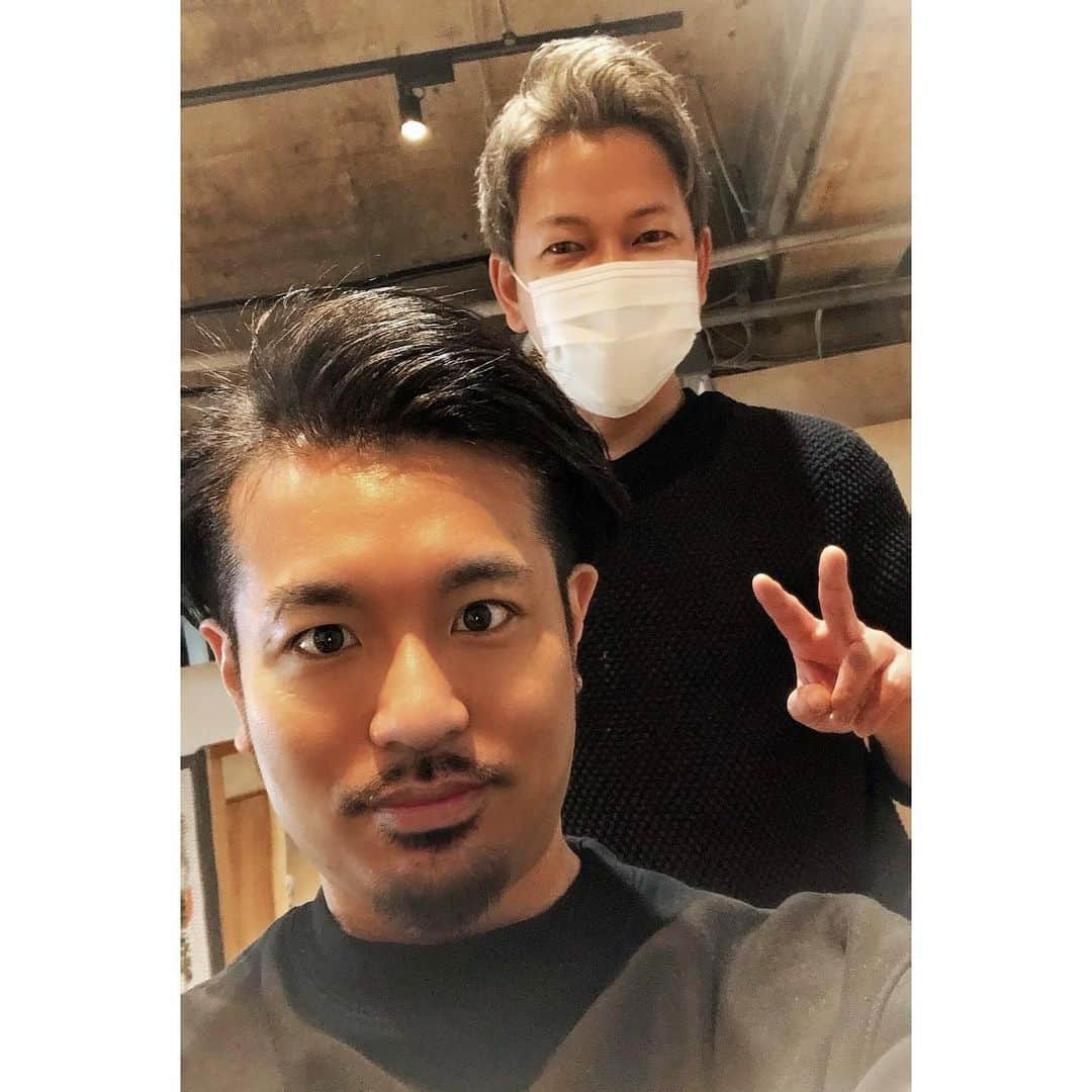 akamasa Kawata ( 川田 行政 ) のインスタグラム：「・ ・ 【hair salon】 ・ 恒例のリフレッシュ @ateliermiu ・ ・ 忙しくて行けなかったから 危うくロン毛街道まっしぐら。 ・ 今回もオーナーに 切っていただき ご満悦で仕事に向かってますw ・ ありがたやー ・ #コロナに負けるな  ・ ーーーーーーーーーーーーーーーーーーー ファッションはマインドを 相手に伝えるための武器である。 ・ “マインド” を “外見” という武器に変え、 すべての人が本質を最大限に活かし、 “Happy”になれる社会を目指します。 ・ Happy Styling Management  ～あなたの為の専属スタイリスト～ happystyling.wixsite.com/main @happystylingmanagement ・ 川田プロデュースアパレルブランド Nonver Style https://nonverstyle.thebase.in  NONVER = 不変 NONVERBAL = 非言語 2つの意味を合わせ、 いつの時代も変わらない 着る人の思いを言葉だけではなく 視覚で伝えるファッションブランド。  ブランディングコンサルタントが プロデュースし、 若きジュエリーデザイナーが グラディックデザインを手がける。  produced by @takamasakawata graphicdesigned  by @mizutani_jewelry ーーーーーーーーーーーーーーーーーーー #happystylingmanagement #nonverstyle #nonver #stylistlife #fashionphotography #tshirts  #tシャツコーデ  #かっこいいtシャツ  #かわいいtシャツ  #パーカーコーデ #かっこいいパーカー  #かわいいパーカー  #リンクコーデ  #ペアコーデ #デートコーデ #お洒落さんと繋がりたい」