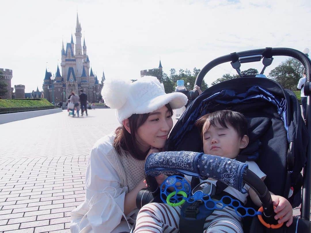 渡辺順子さんのインスタグラム写真 - (渡辺順子Instagram)「親子Disney🐭🏰 入園直前に爆睡をかましてくれましたwww 次は友達親子と一緒に楽しみたいな💛  ワクチン接種が始まって副作用はどうなのかとか気になる事ばかり🤔💉💭 ニュースを見ては情報収集している毎日です  1日でも早く状況が好転していく事を切に願ってます.°ஐ.*  さて、明日はナベイビーの予防接種だ💉🏥 前回、麻疹+水痘の予防接種で副反応が出たので心配である… 一緒に頑張ろうね🥺  @tamahiyoinsta #たまひよ公式インスタグラマー  #成長記録 #1歳の予防接種 #予防接種副反応  #発熱 #湿疹 #初ママlife  #男の子育児  #babystagram  #1歳1ヶ月 #ベビスタグラム  #ママスタグラム  #親子ペアルック  #親子リンクコーデ  #ootd  #東京ディズニーランド #tokyodisneyland  #tdl🐭🏰  #cybexmios  #サイベックス  #oballbaby  #コロナで気が滅入るからみんなの写真で旅行しようぜ」2月19日 11時48分 - nabejun_room